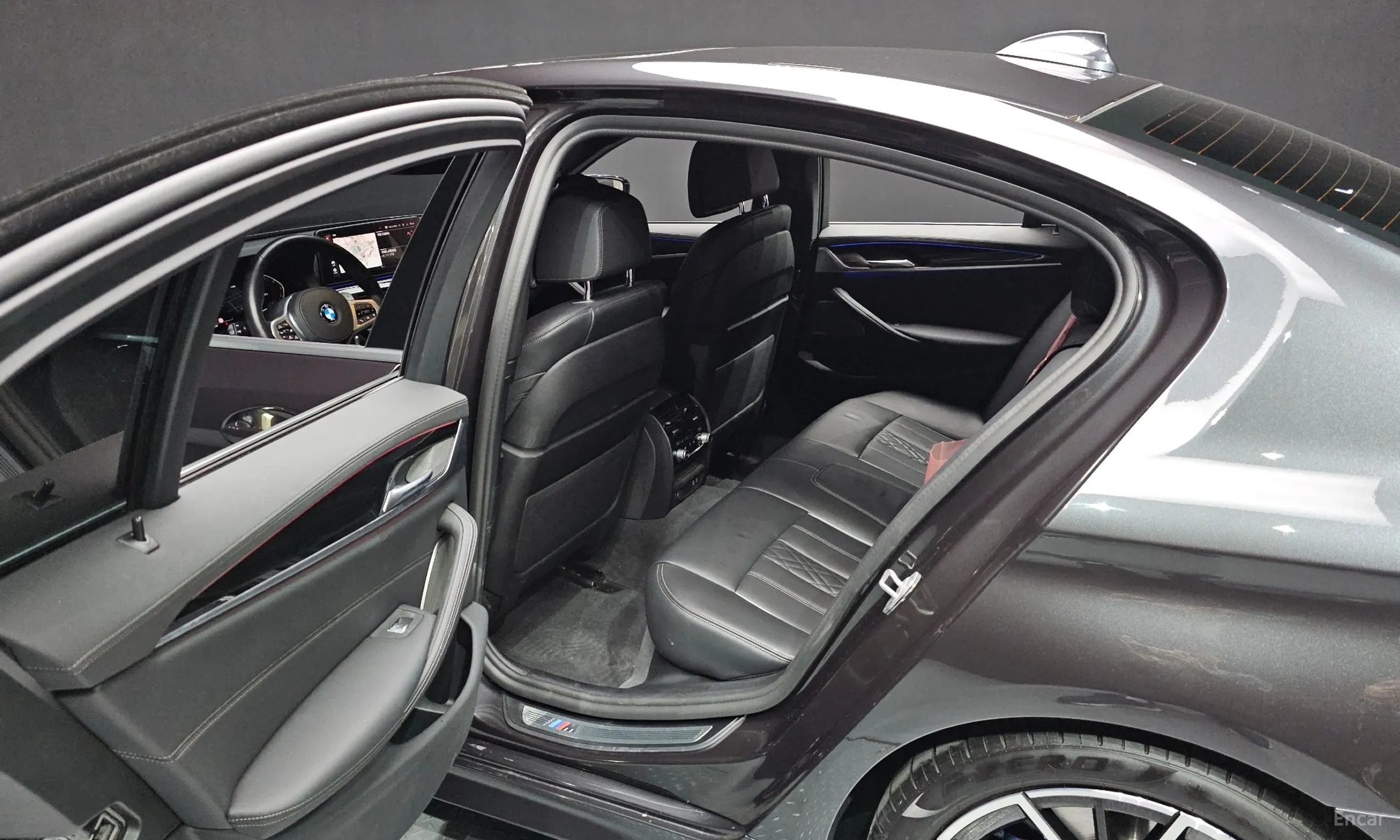 BMW 5 Series (G30) превью 12