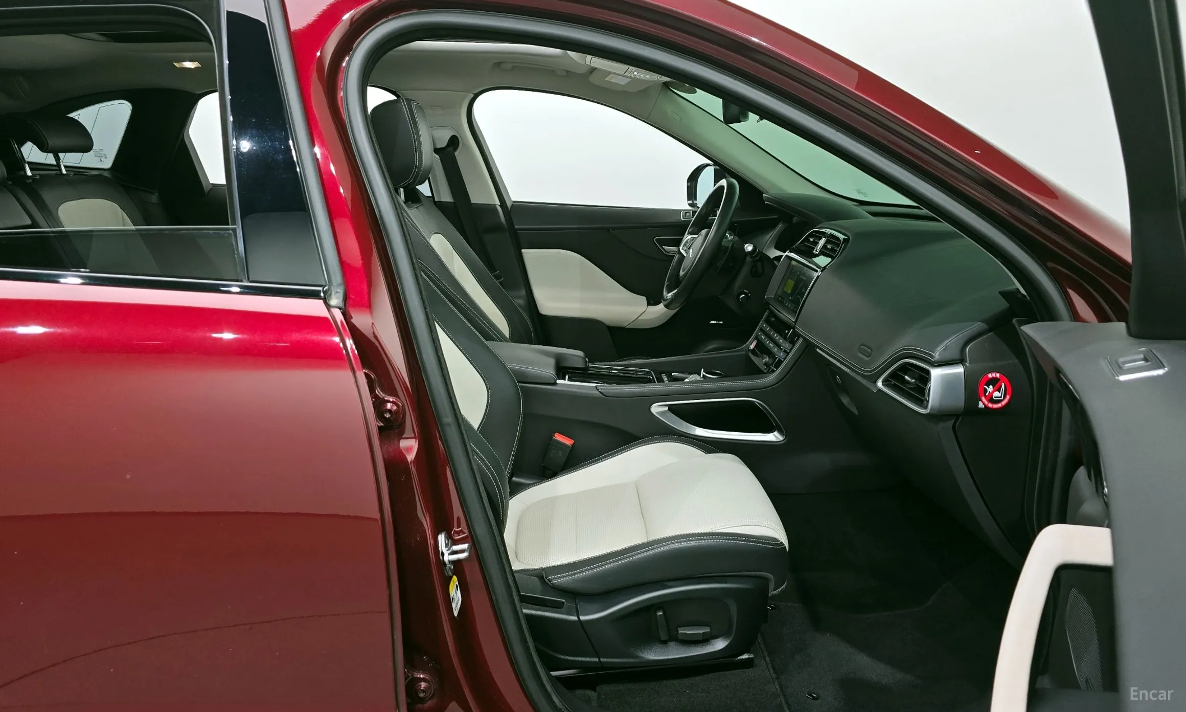 Jaguar F-PACE превью 11