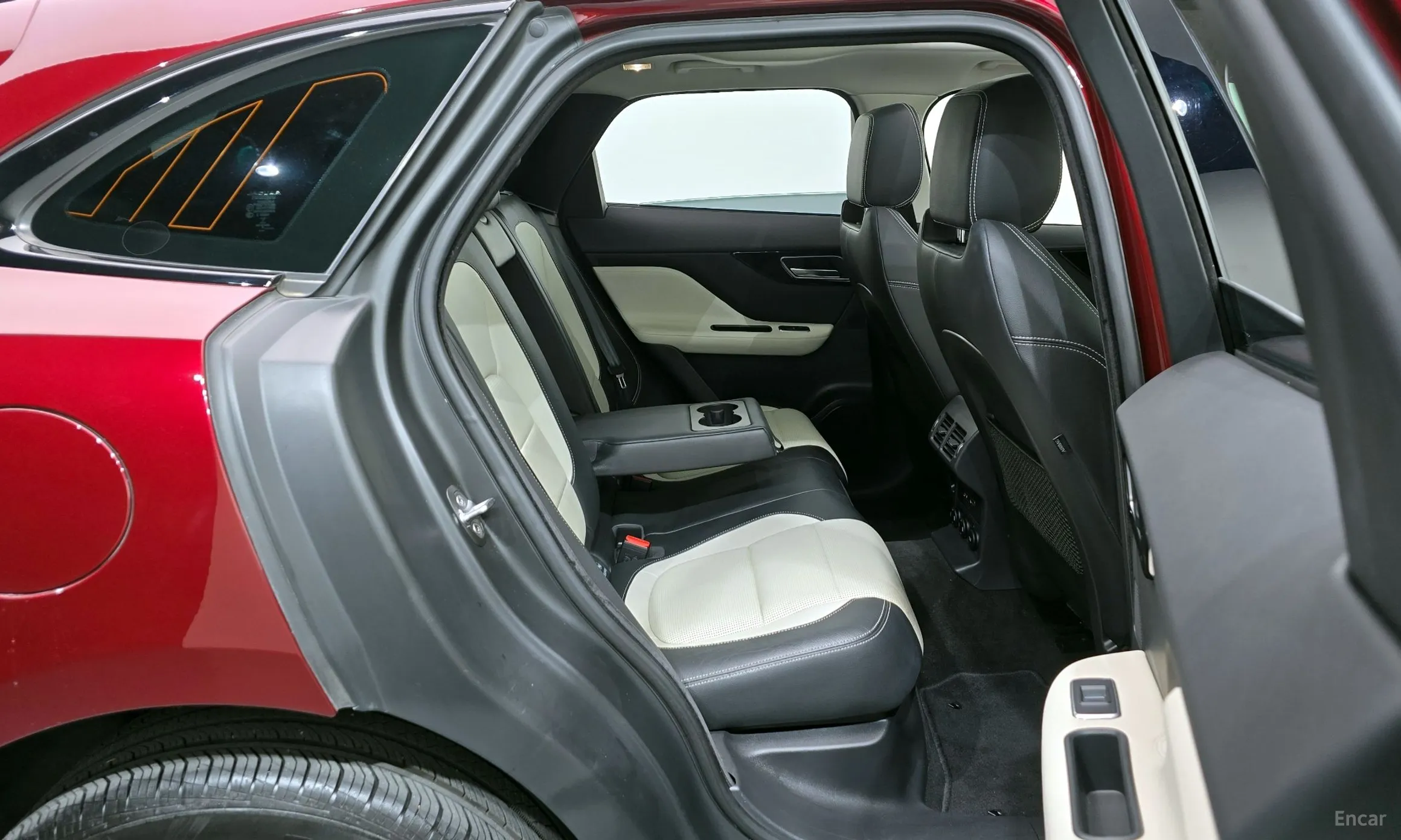 Jaguar F-PACE превью 12