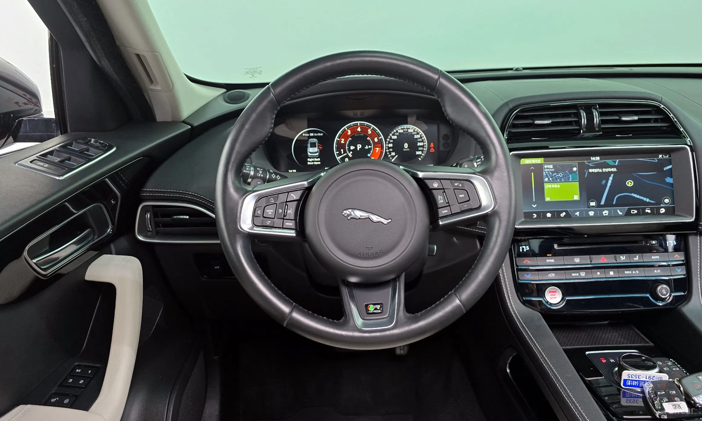 Jaguar F-PACE превью 13
