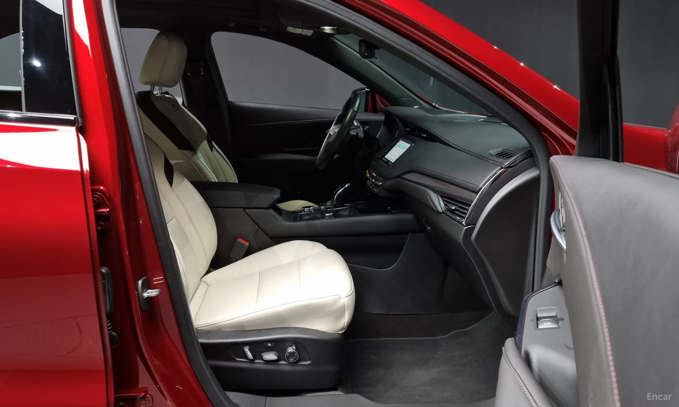 Cadillac XT4 превью 11