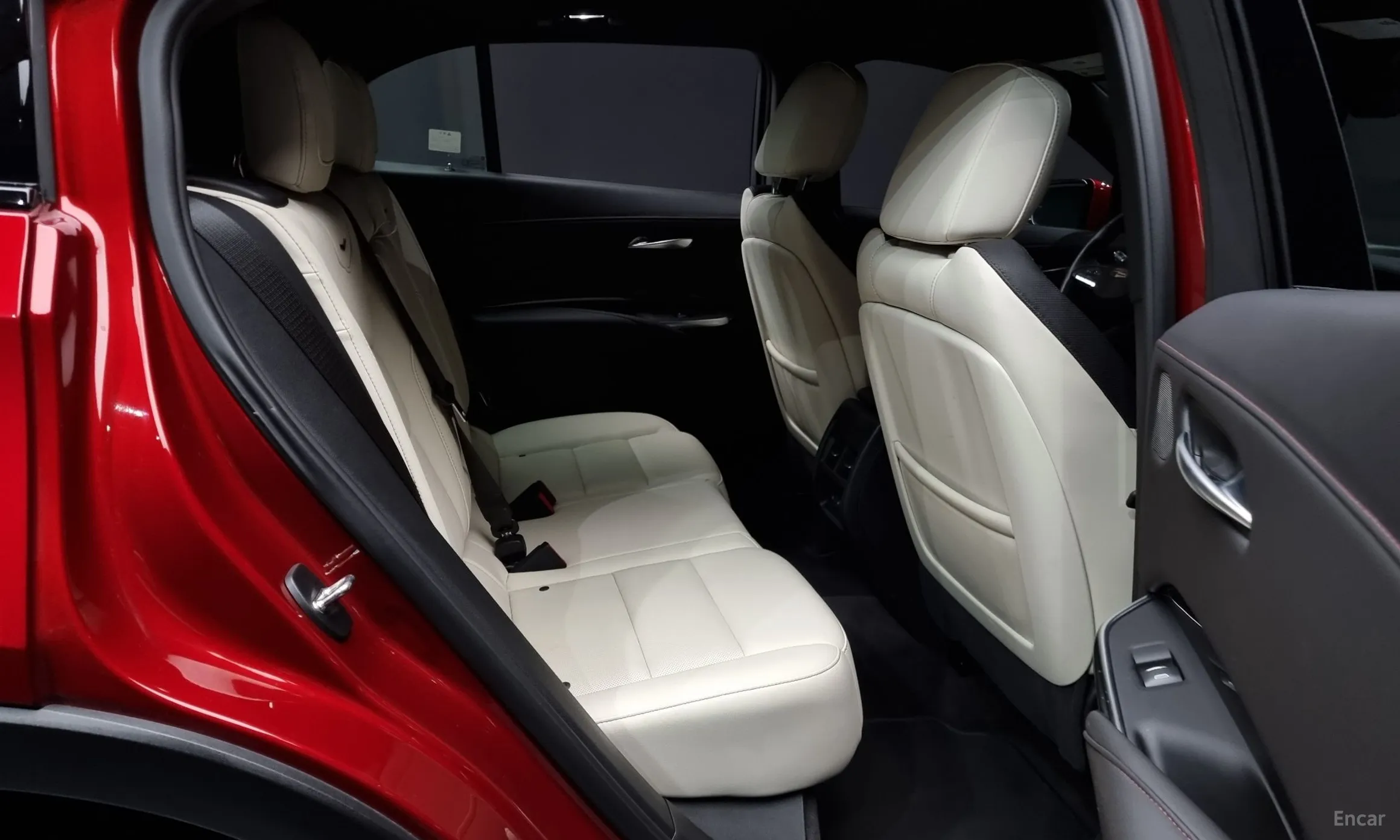 Cadillac XT4 превью 12