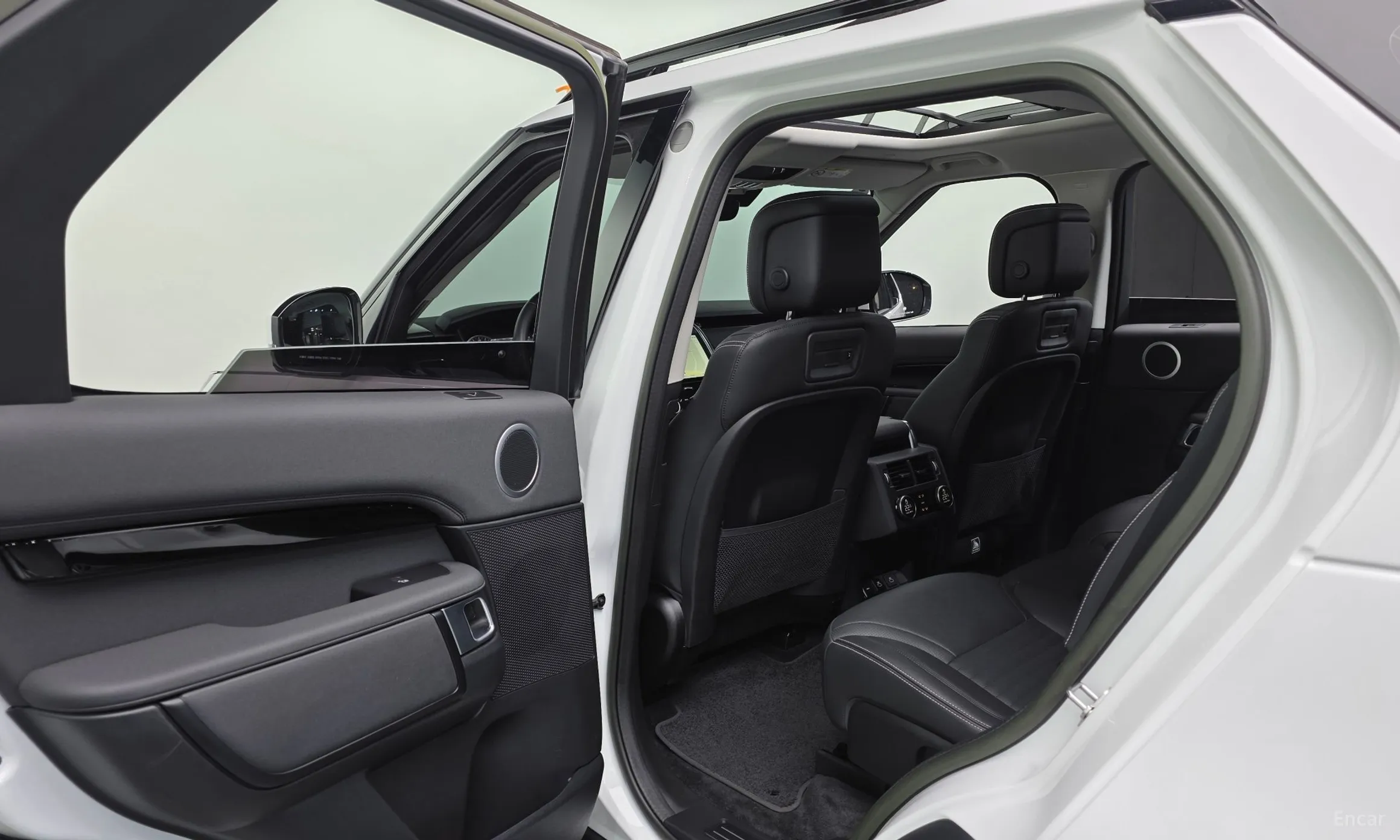 Land Rover Discovery 5 превью 17