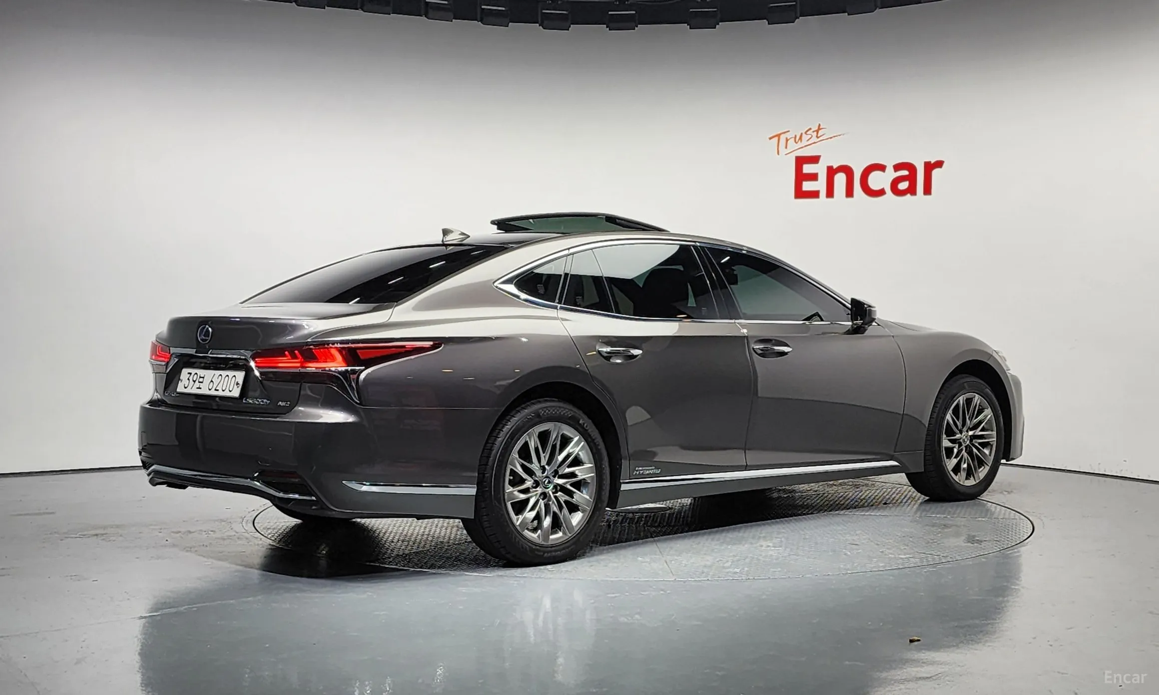 Lexus LS500h Gen 5
