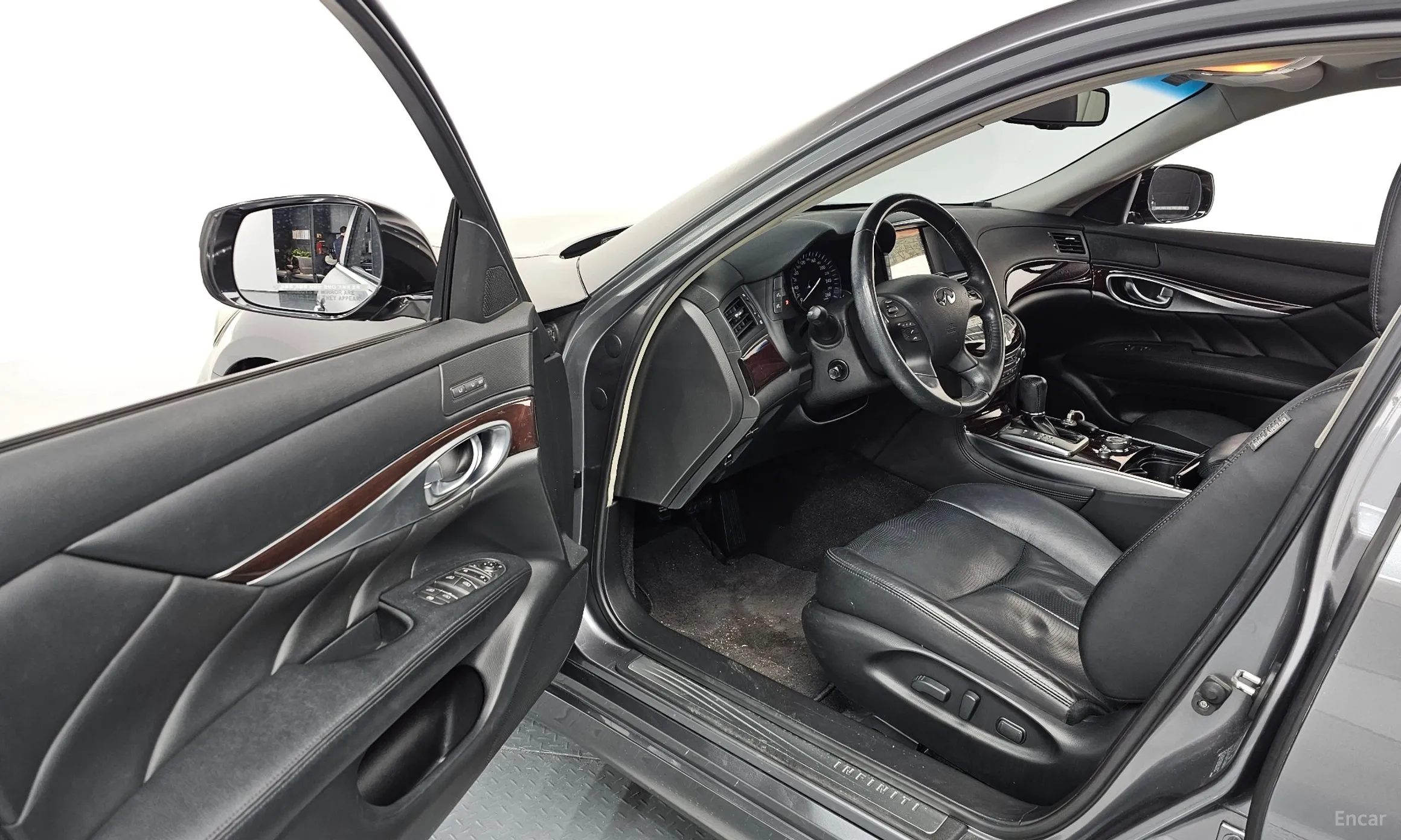 Infiniti Q70 превью 10
