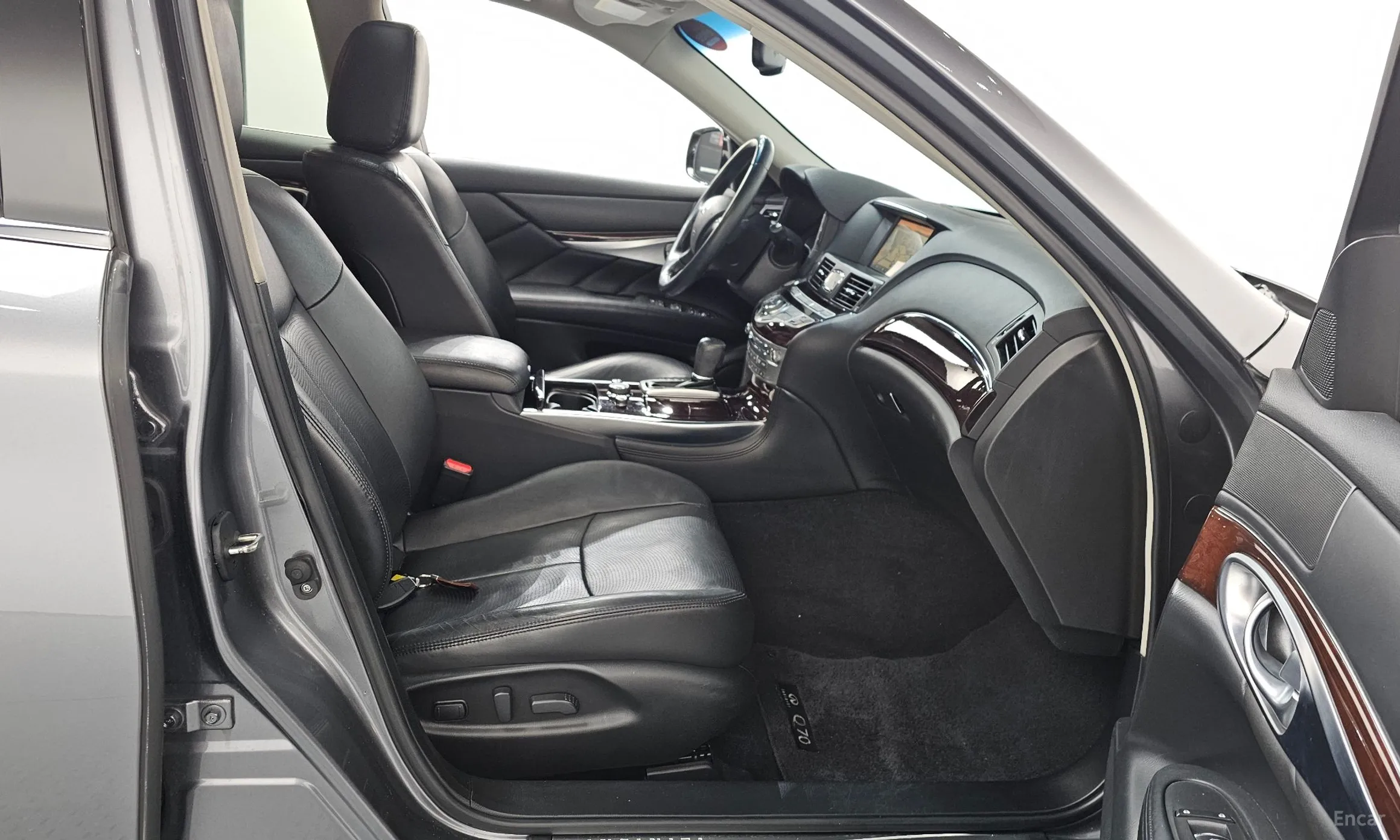 Infiniti Q70 превью 11