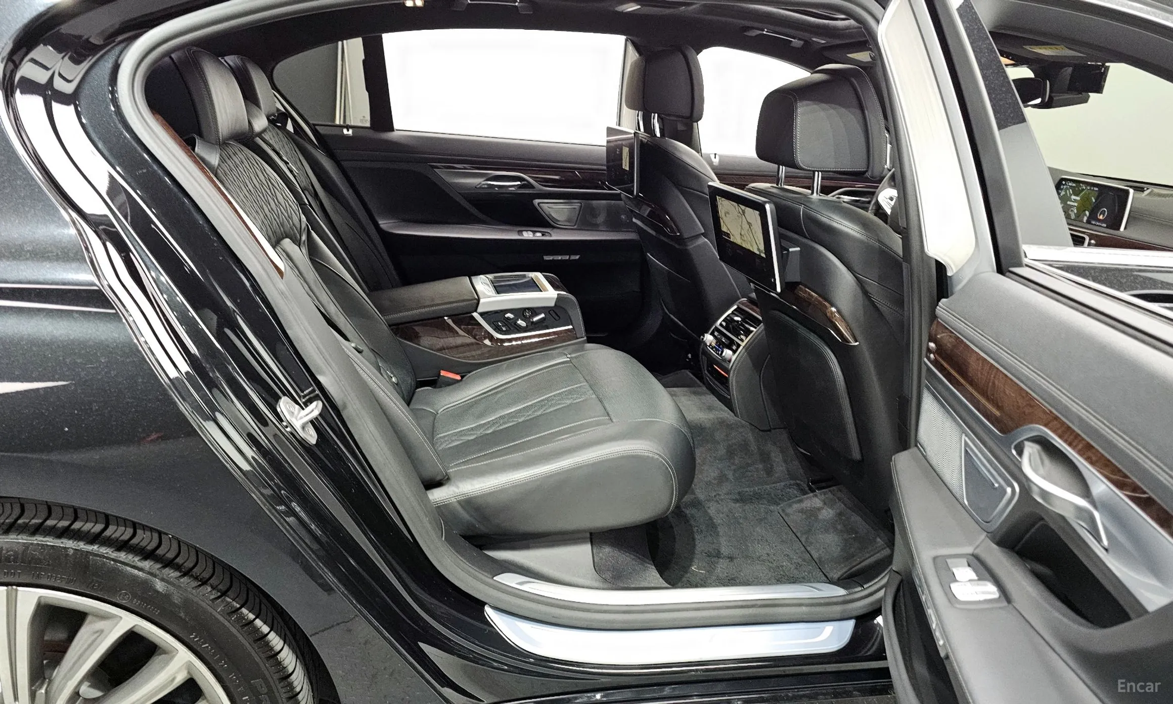 BMW 7 Series (G11) превью 12