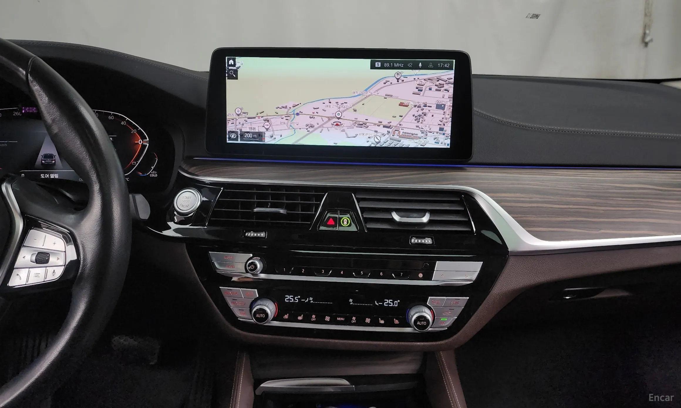 BMW 5 Series (G30) превью 14