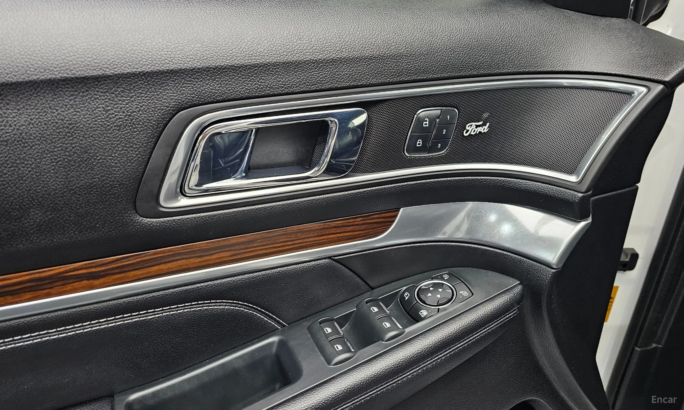 Ford Explorer превью 16