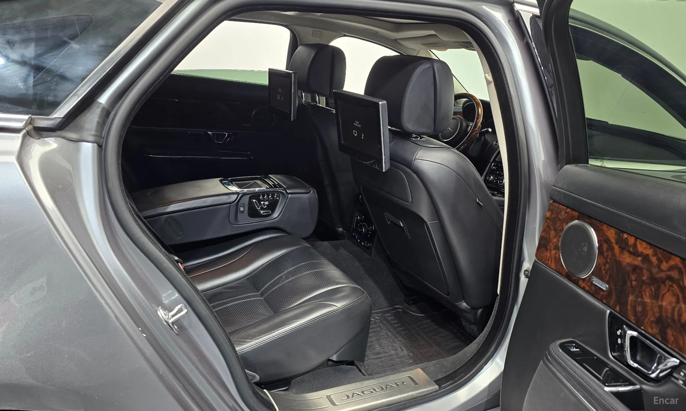 Jaguar All New XJ превью 12