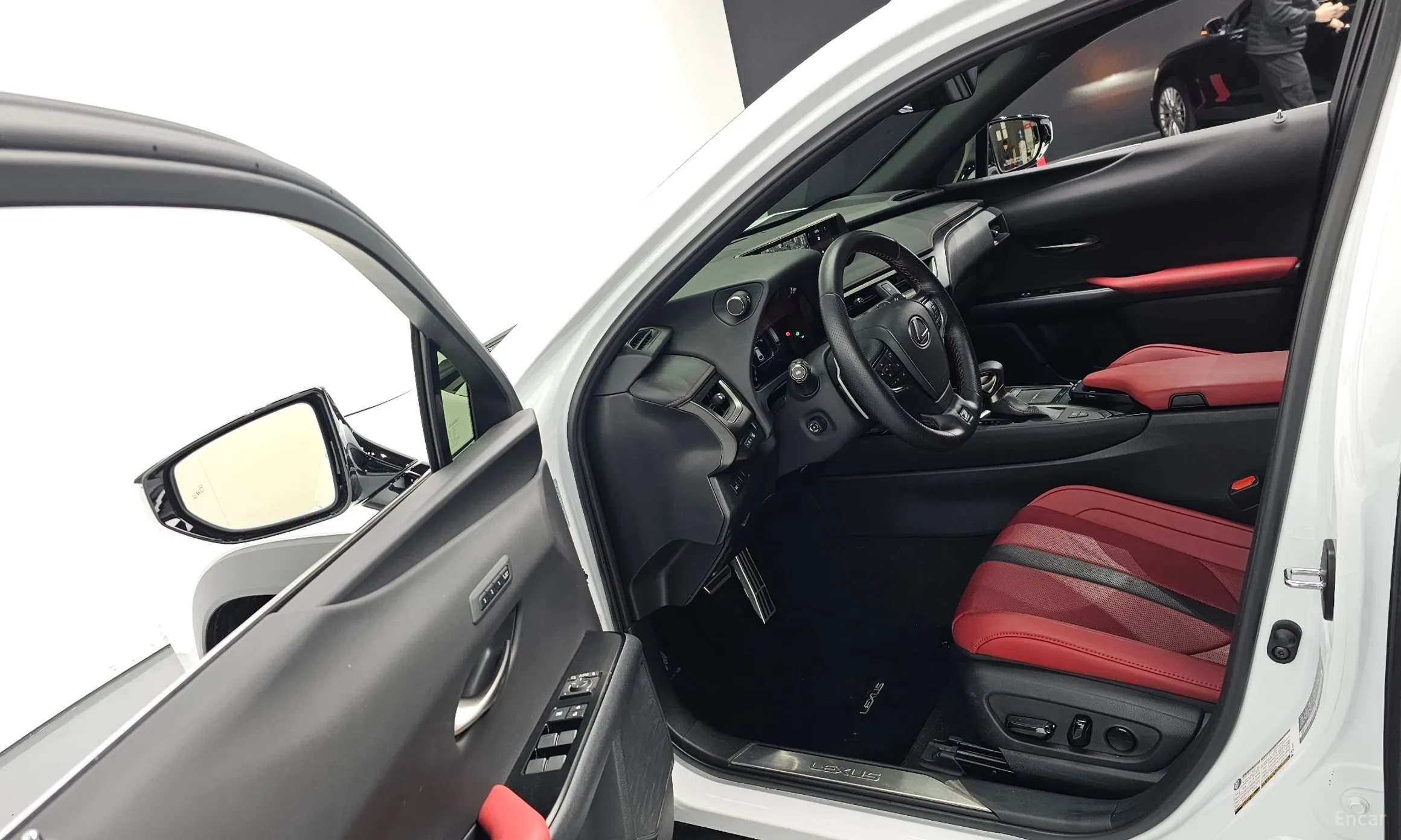 Lexus UX250h превью 10