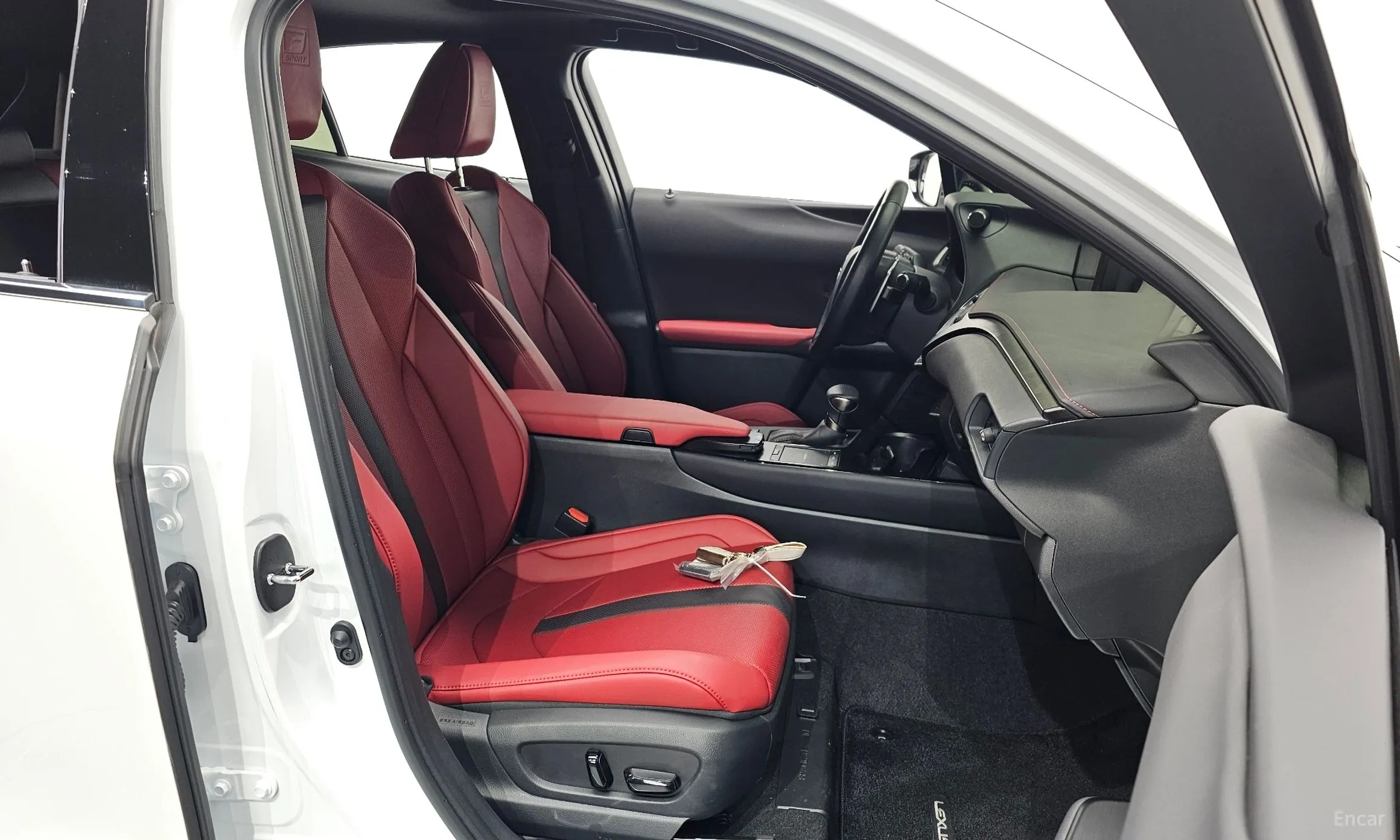 Lexus UX250h превью 12