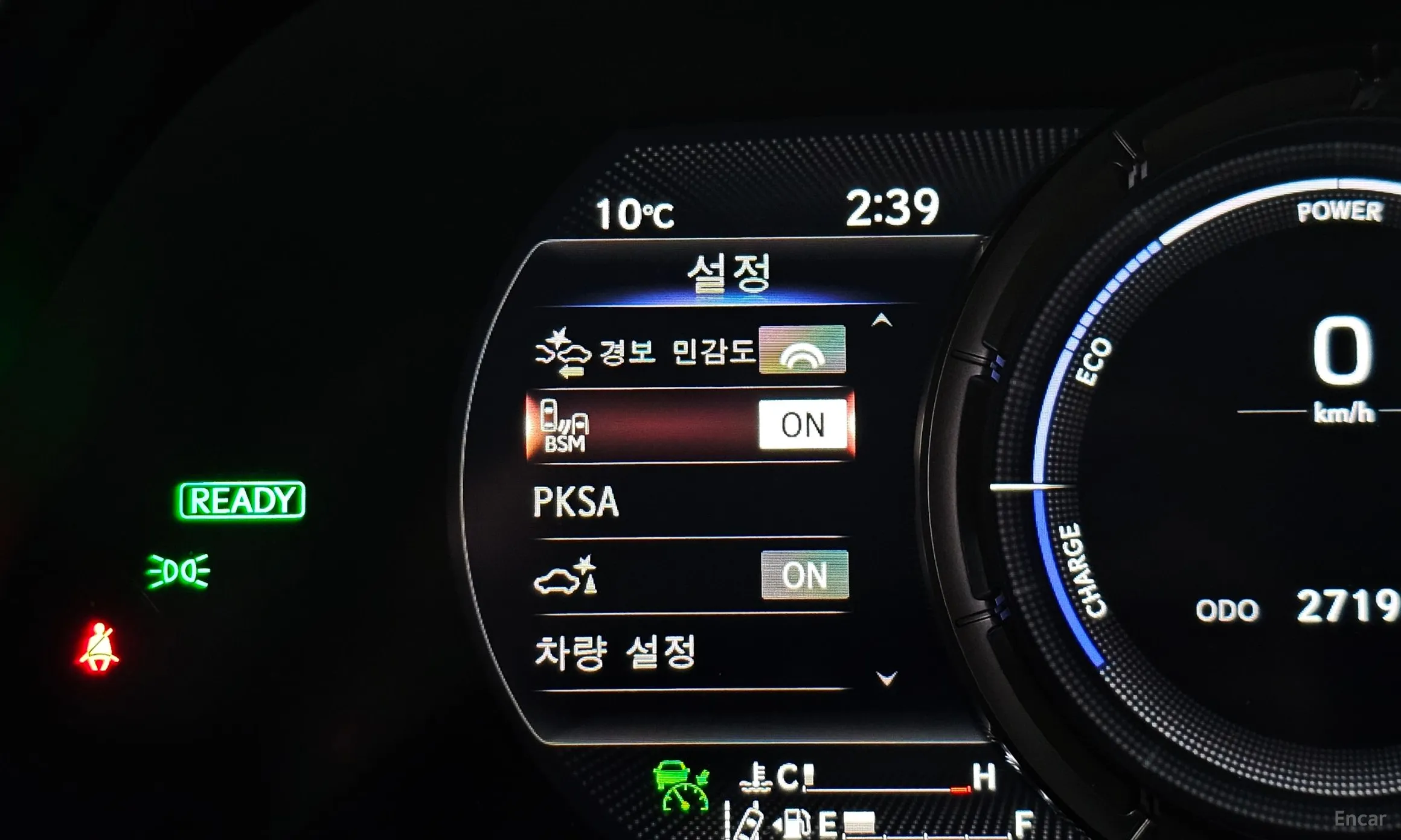 Lexus UX250h превью 16