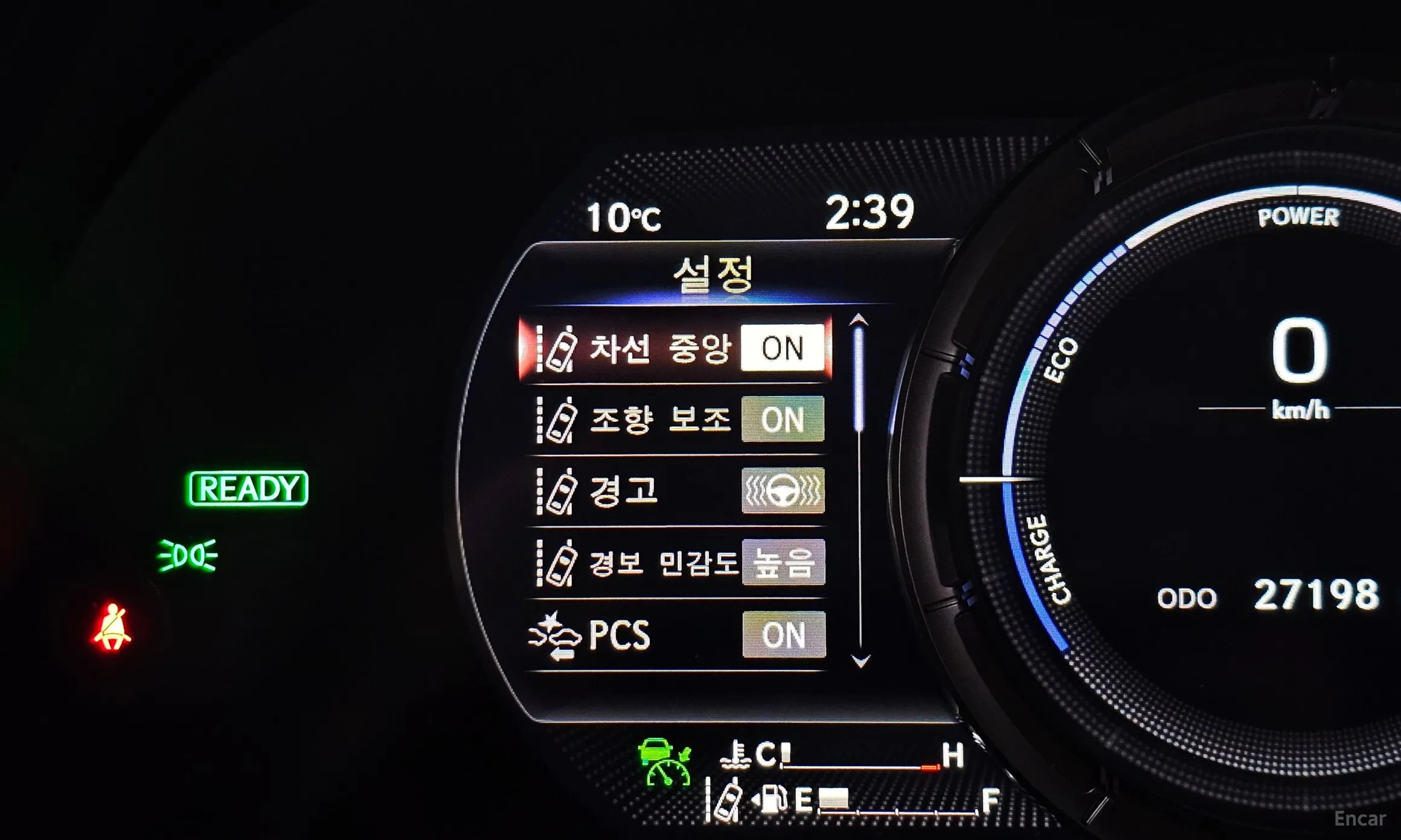 Lexus UX250h превью 17