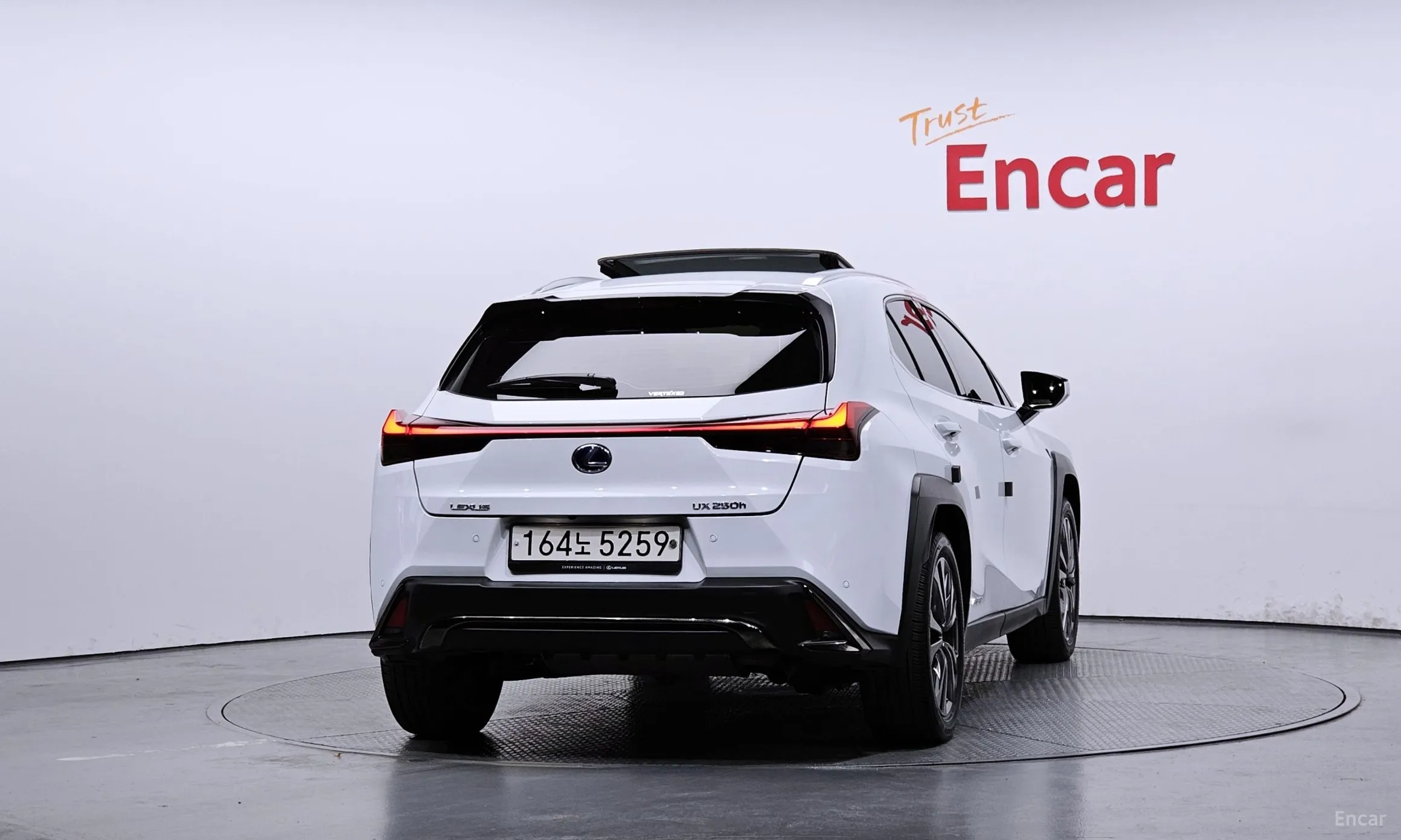 Lexus UX250h превью 4