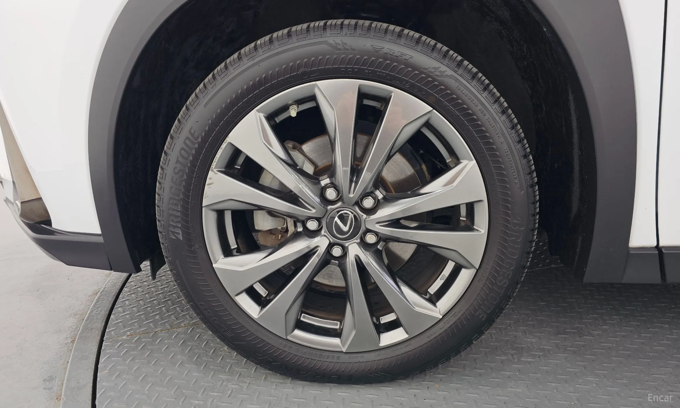 Lexus UX250h превью 5
