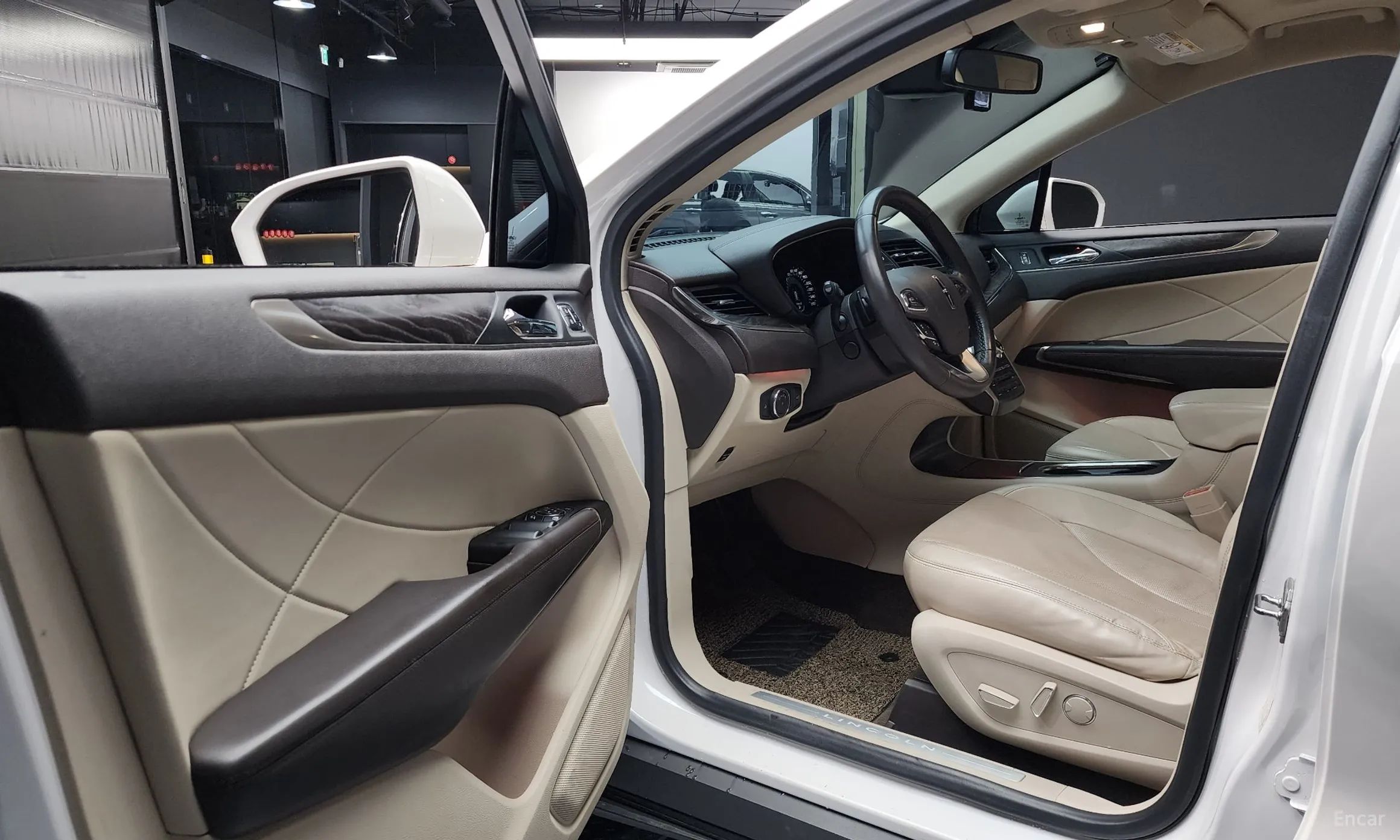 Lincoln MKC превью 10