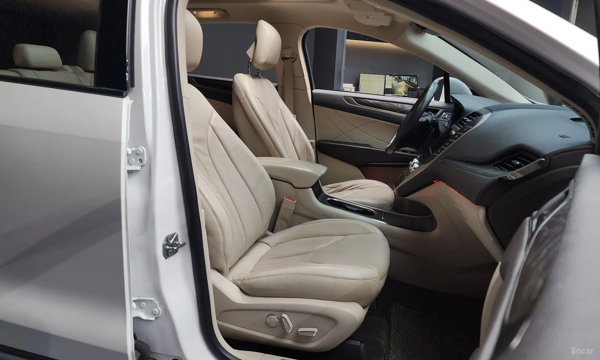 Lincoln MKC превью 11