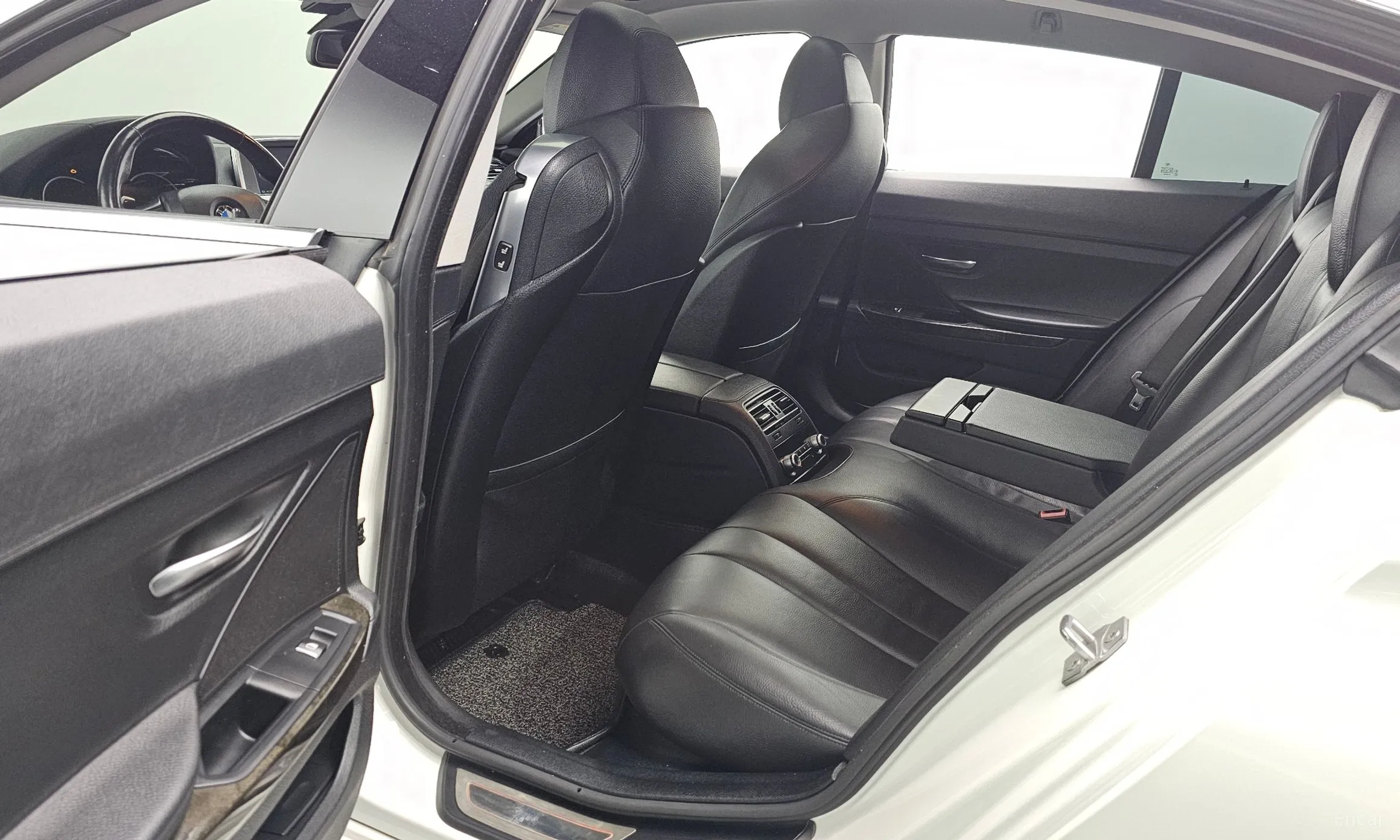 BMW 6 Series (F12) превью 12