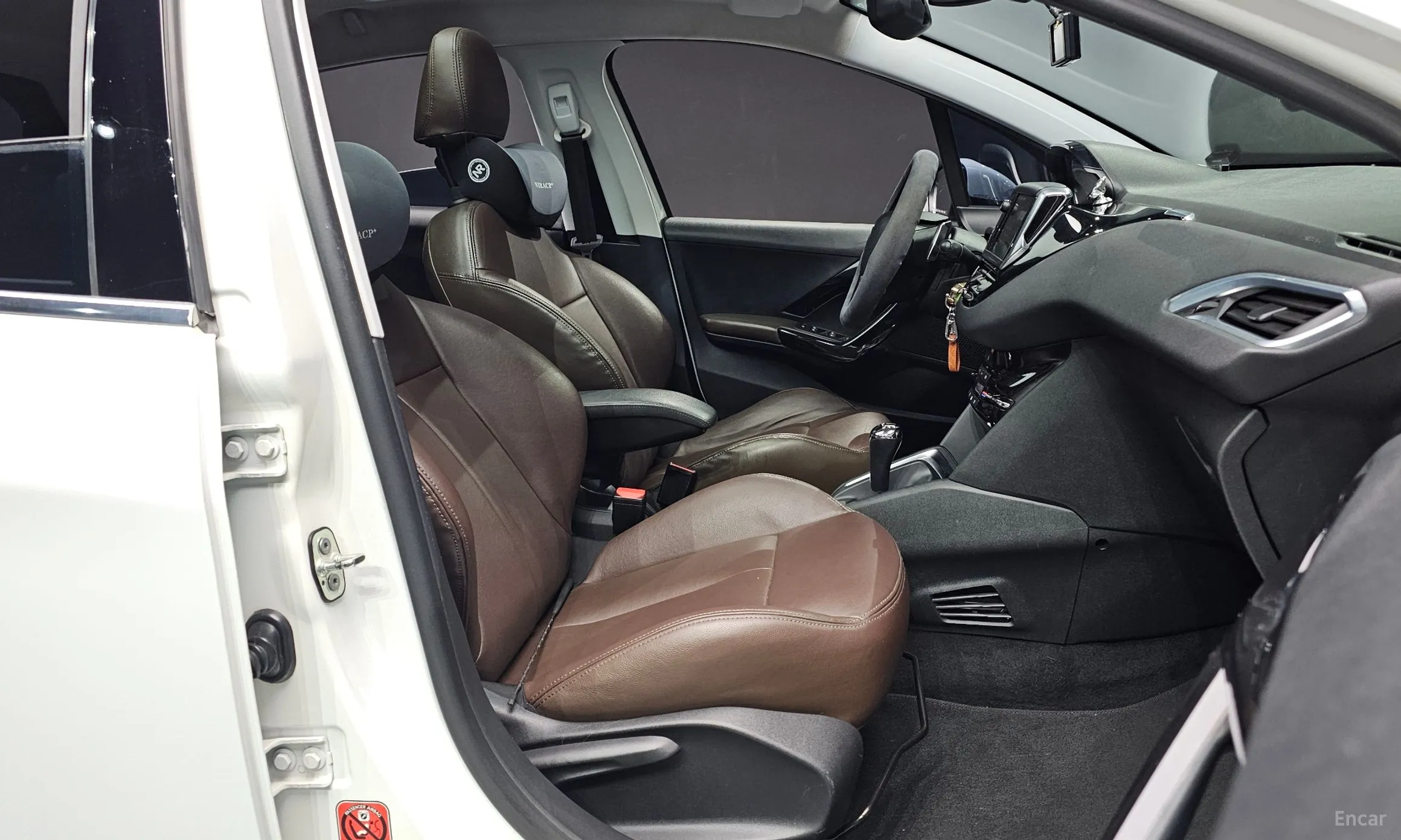Peugeot 208 превью 10