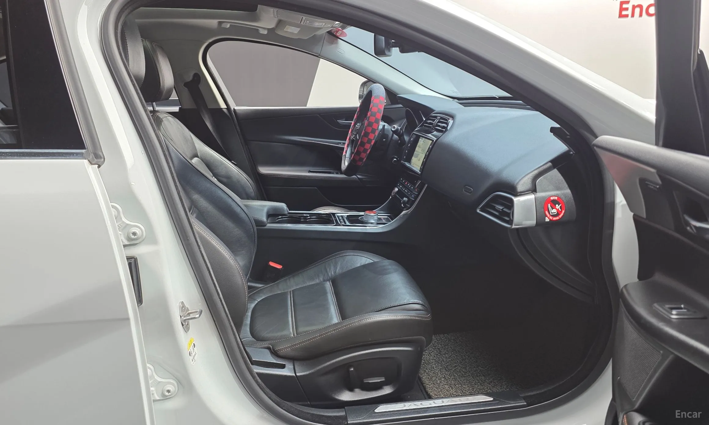 Jaguar XE превью 10
