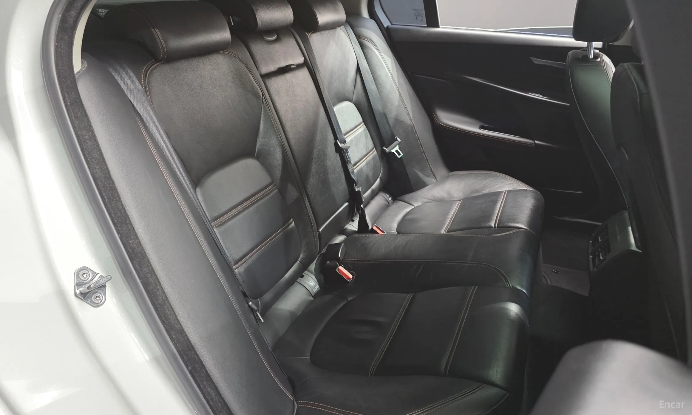 Jaguar XE превью 12