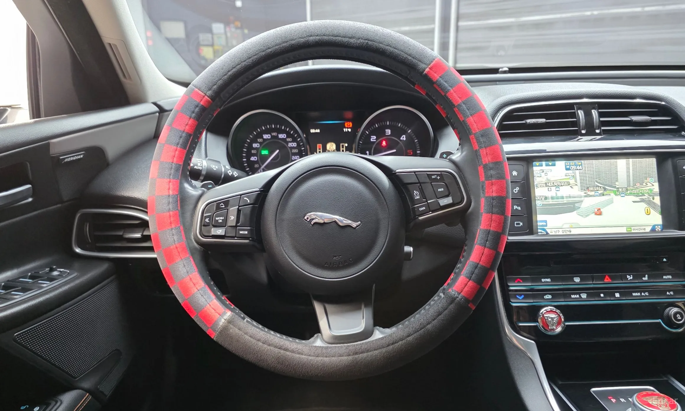 Jaguar XE превью 13