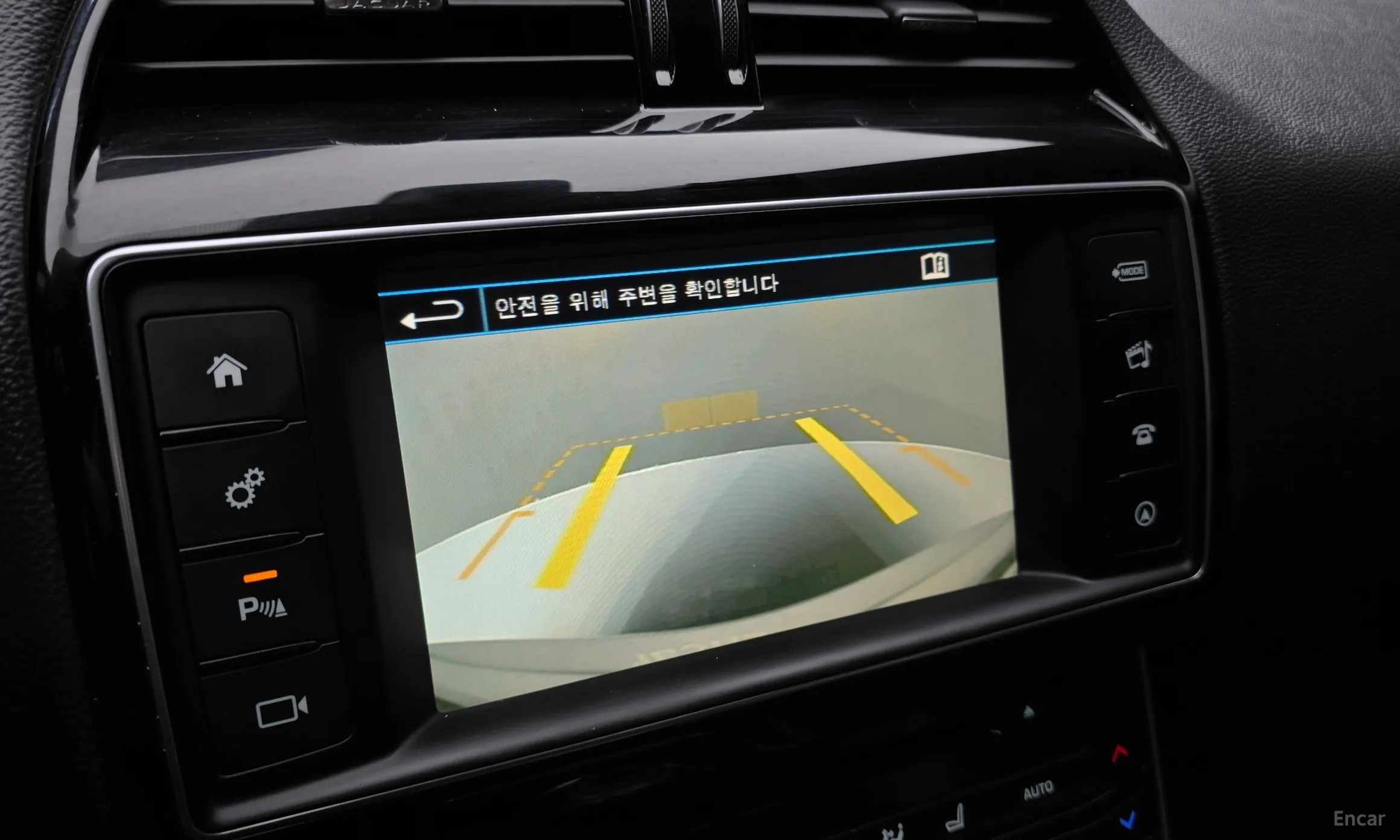 Jaguar XE превью 15