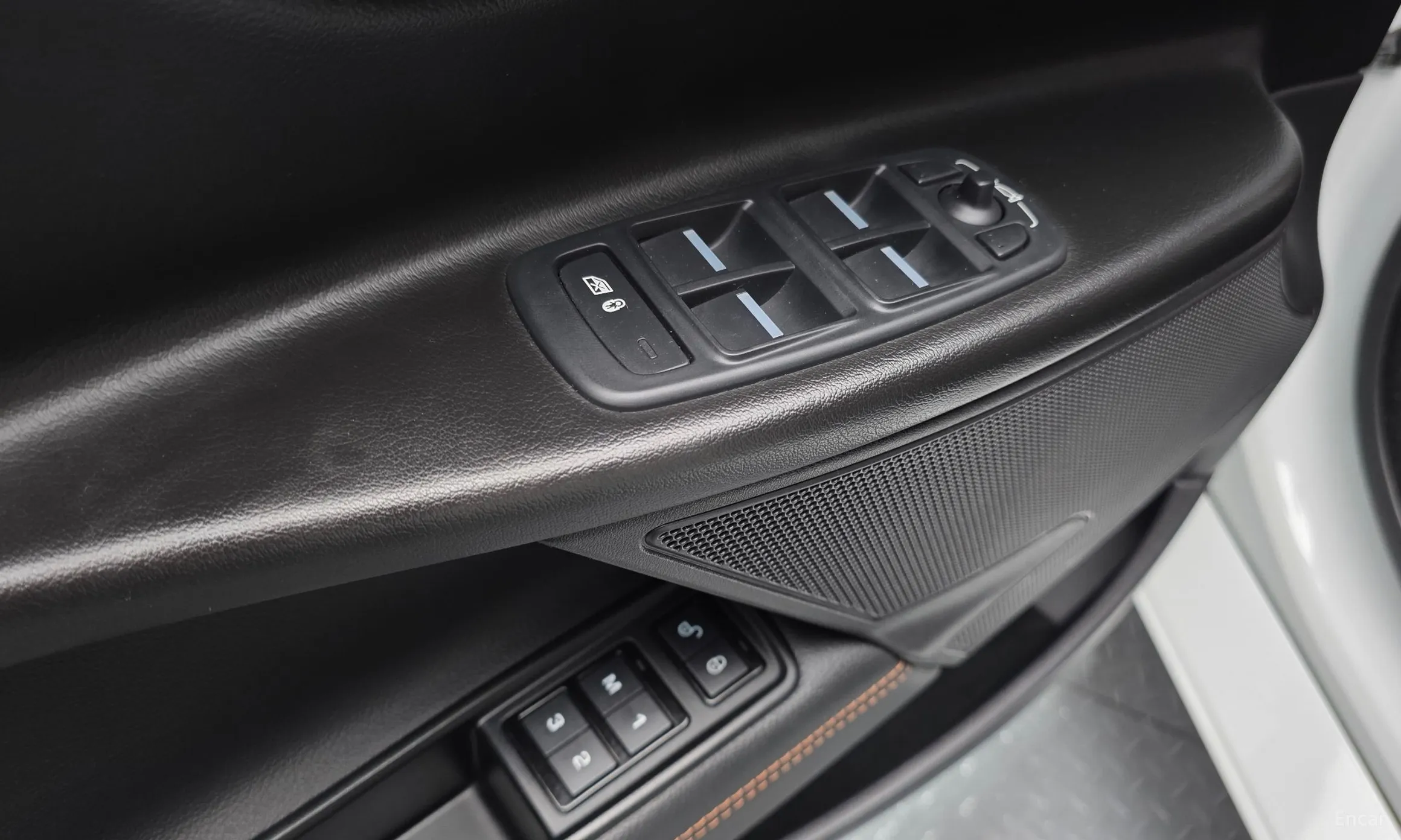 Jaguar XE превью 18