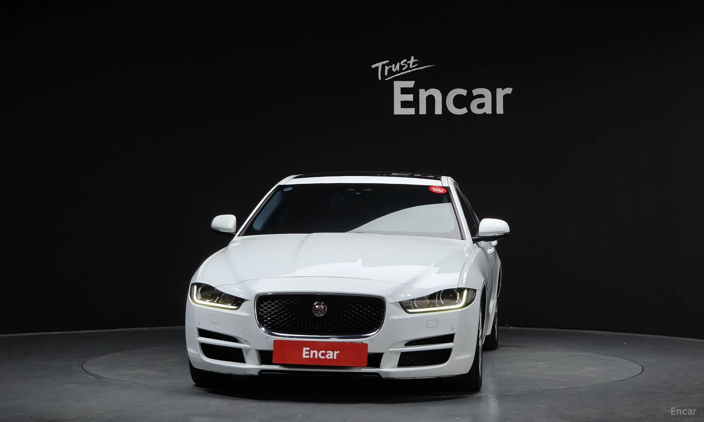 Jaguar XE превью 3
