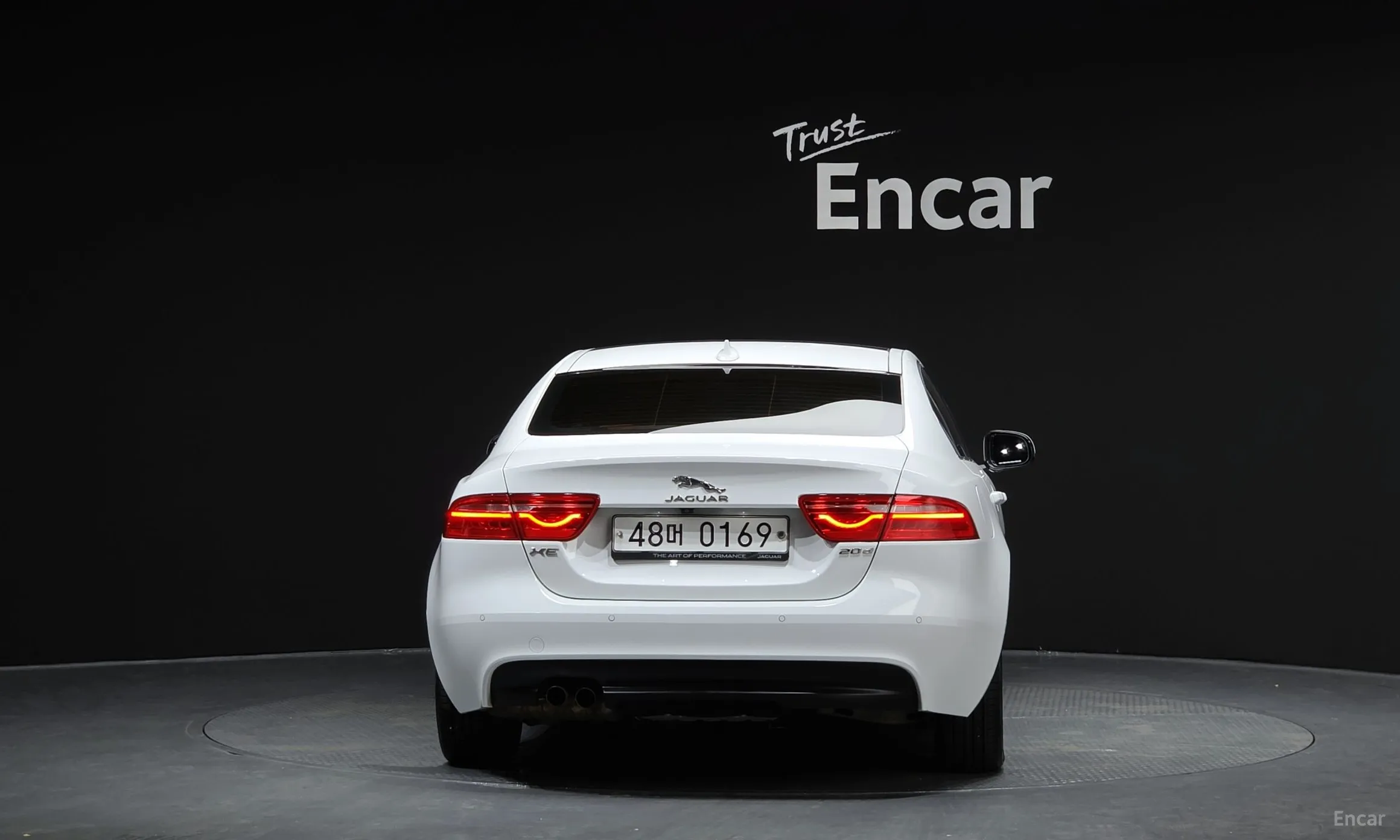 Jaguar XE превью 4