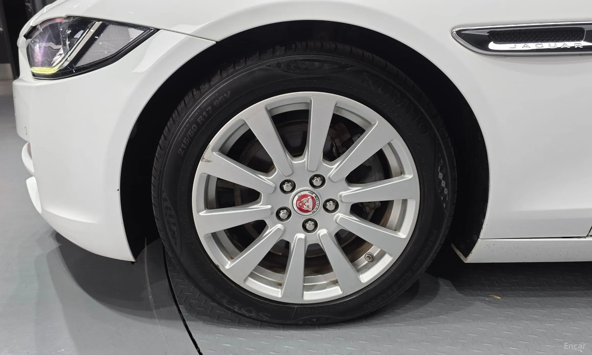 Jaguar XE превью 5