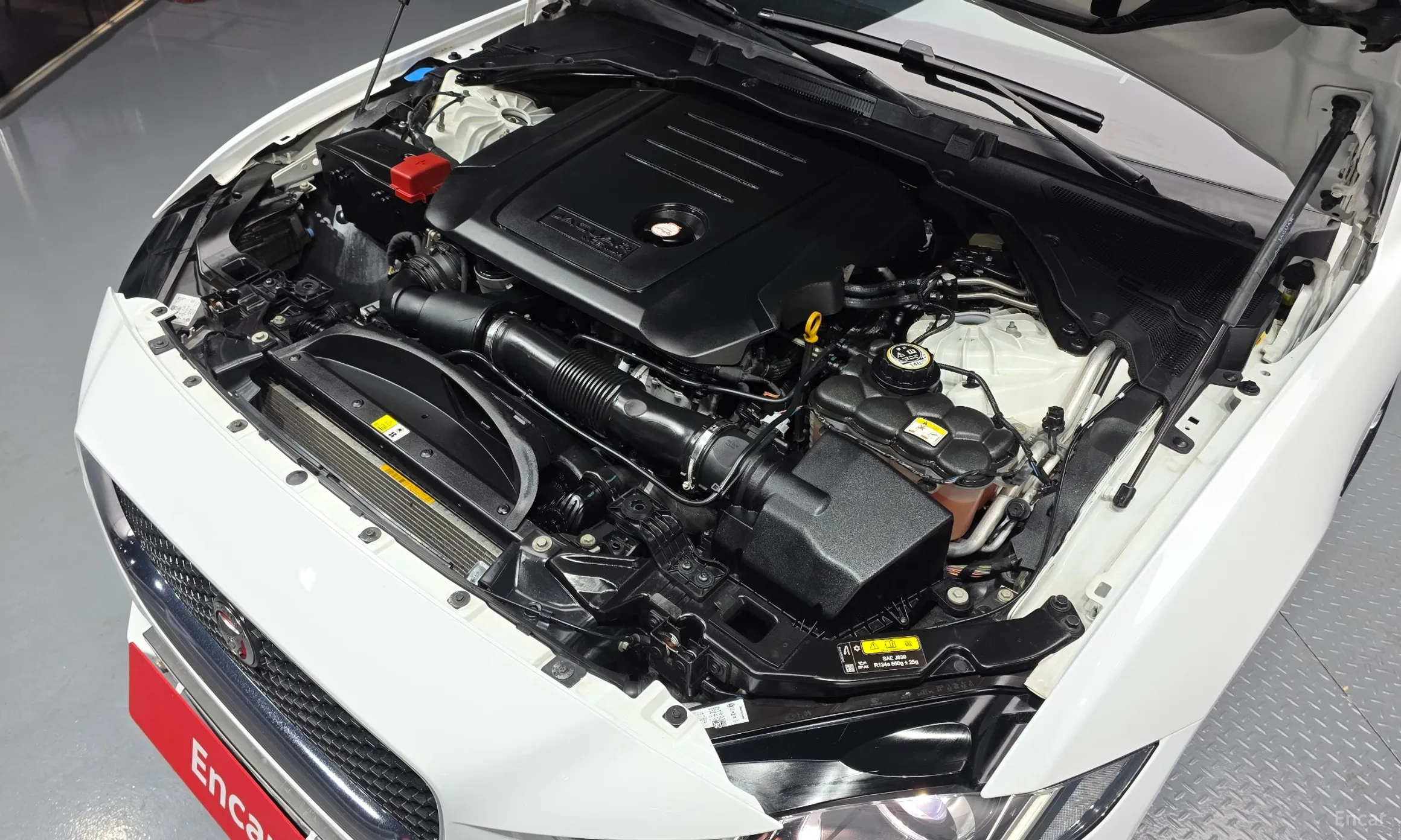 Jaguar XE превью 6