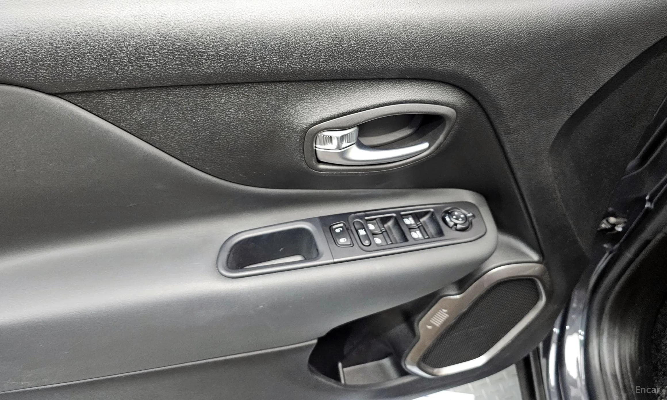 Jeep Renegade превью 18