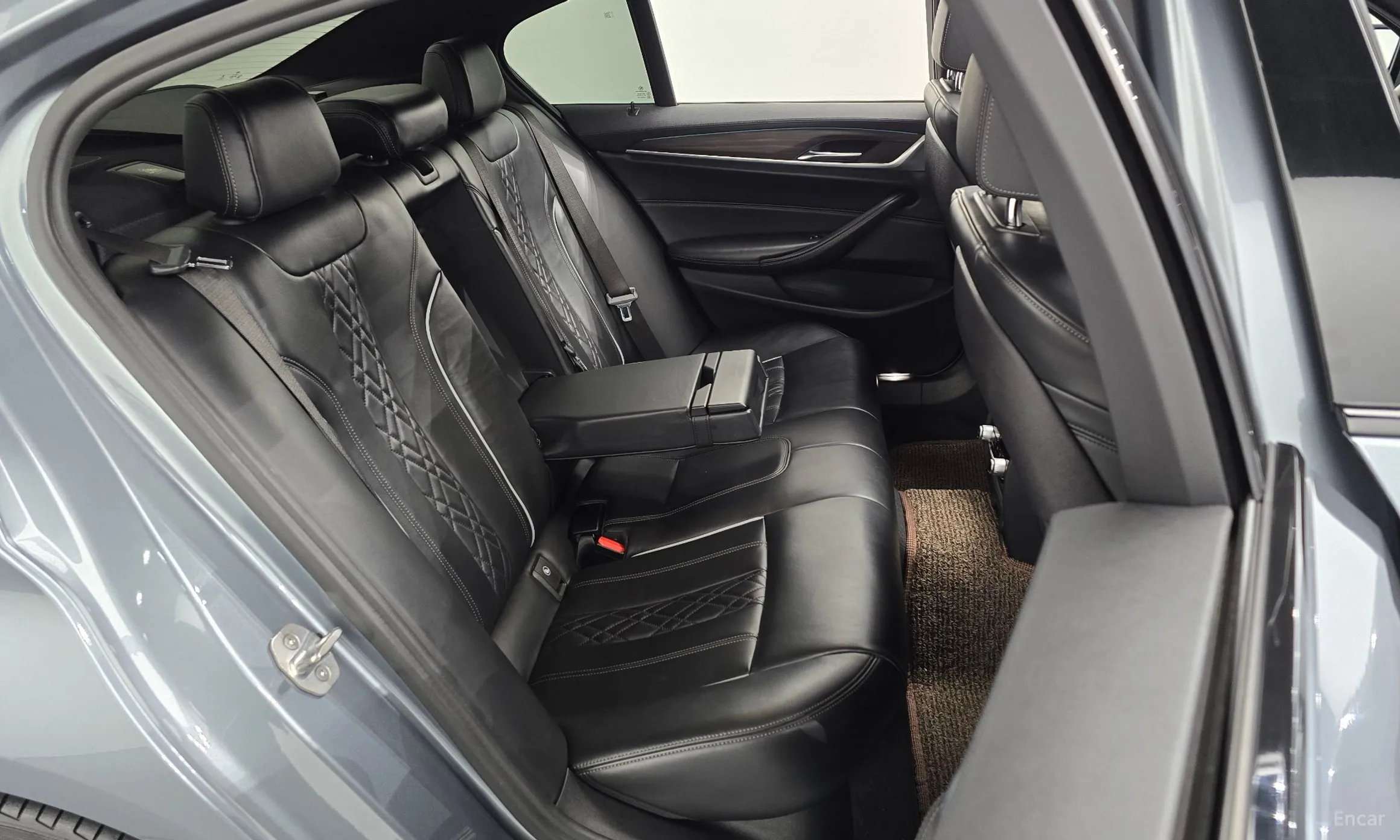 BMW 5 Series (G30) превью 12