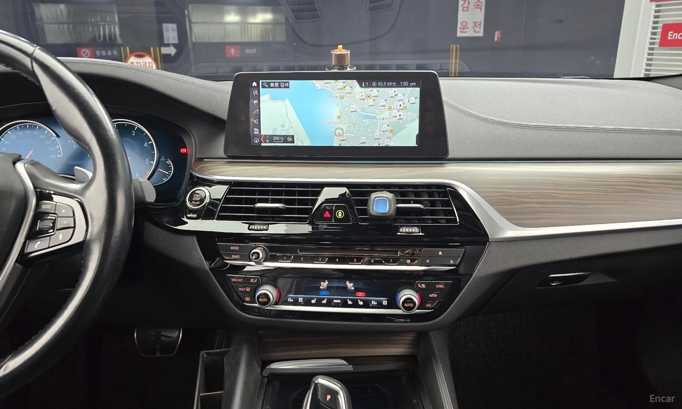 BMW 5 Series (G30) превью 14