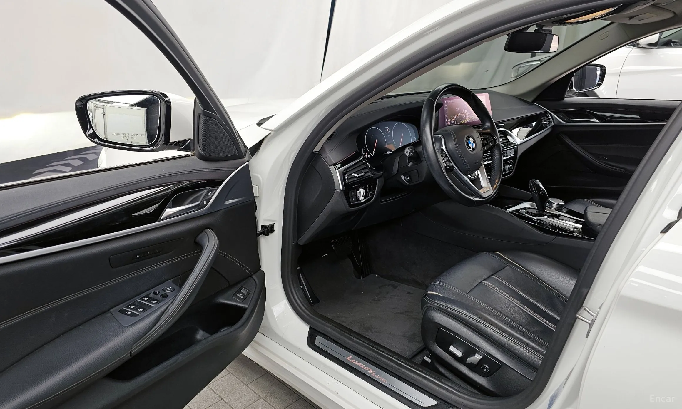 BMW 5 Series (G30) превью 10