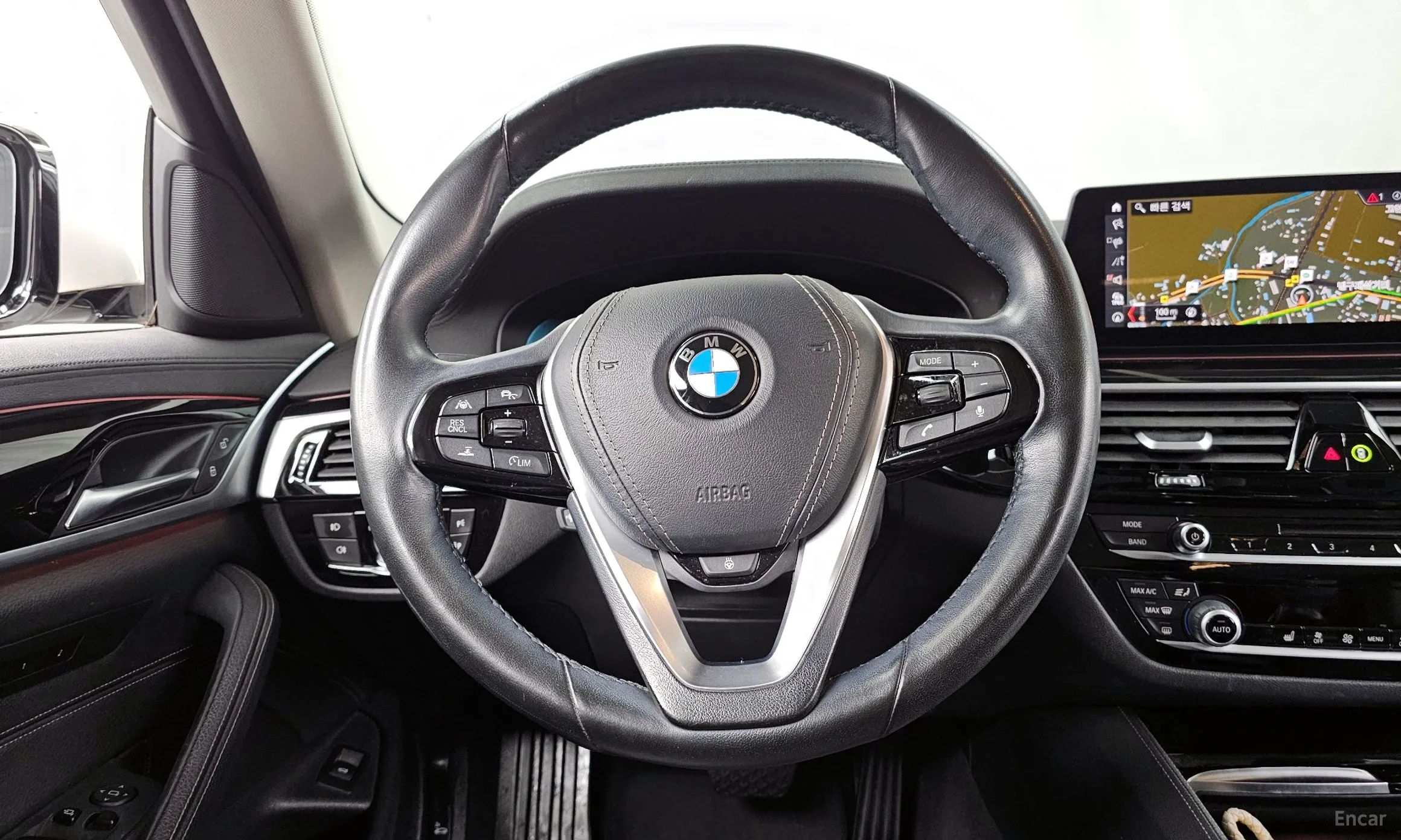 BMW 5 Series (G30) превью 13