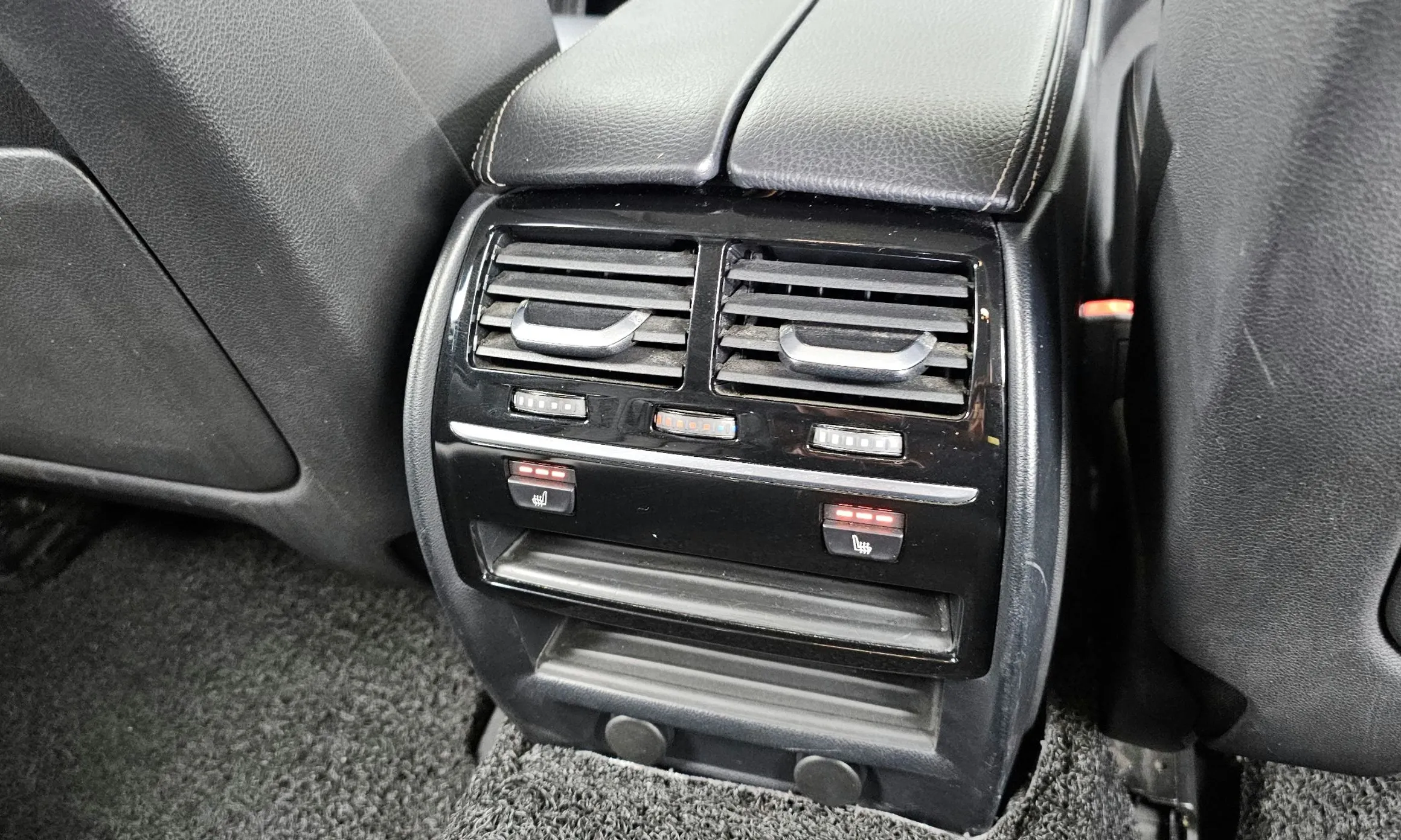 BMW 5 Series (G30) превью 19