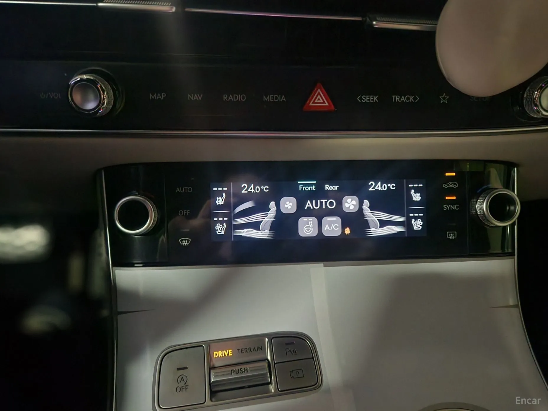 Genesis GV70 превью 14