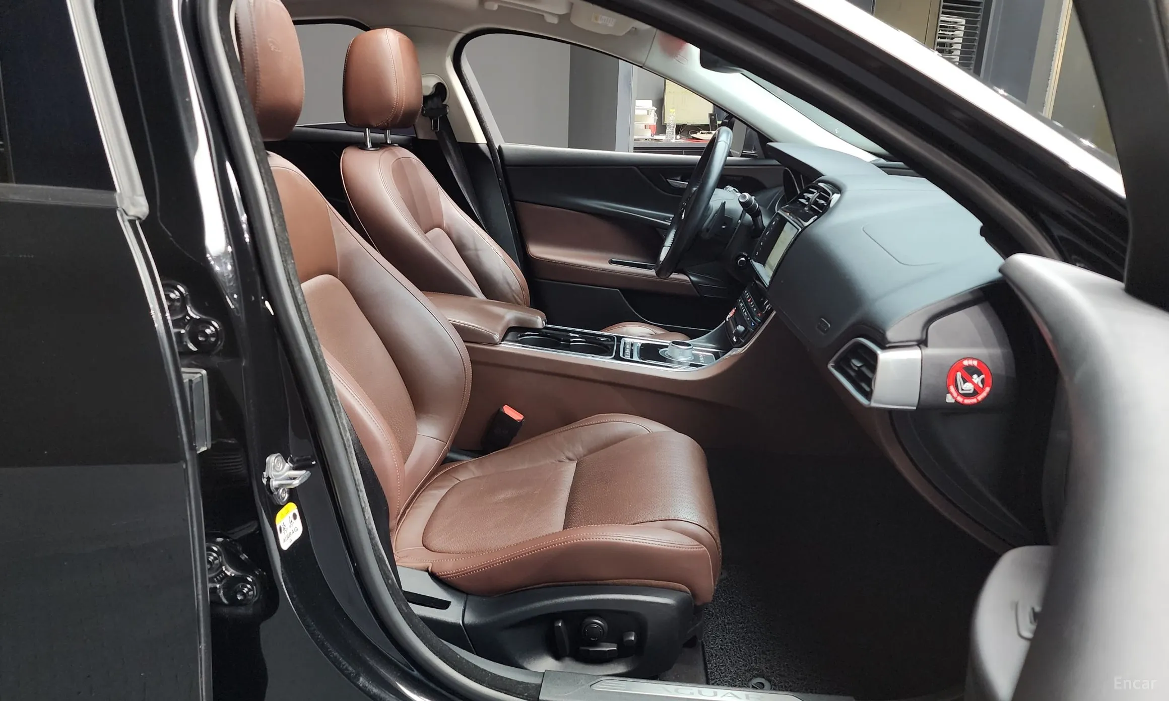 Jaguar XE превью 11