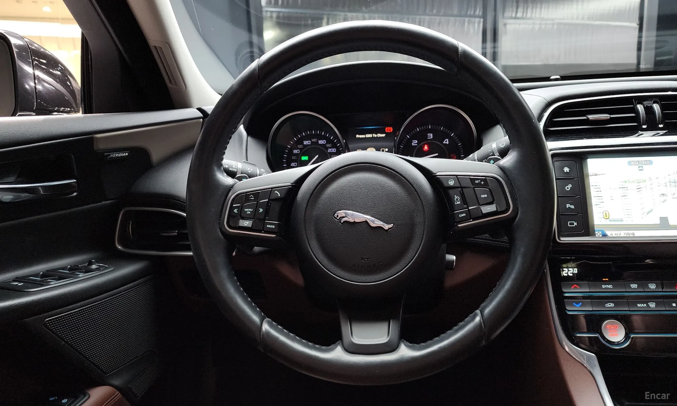 Jaguar XE превью 13