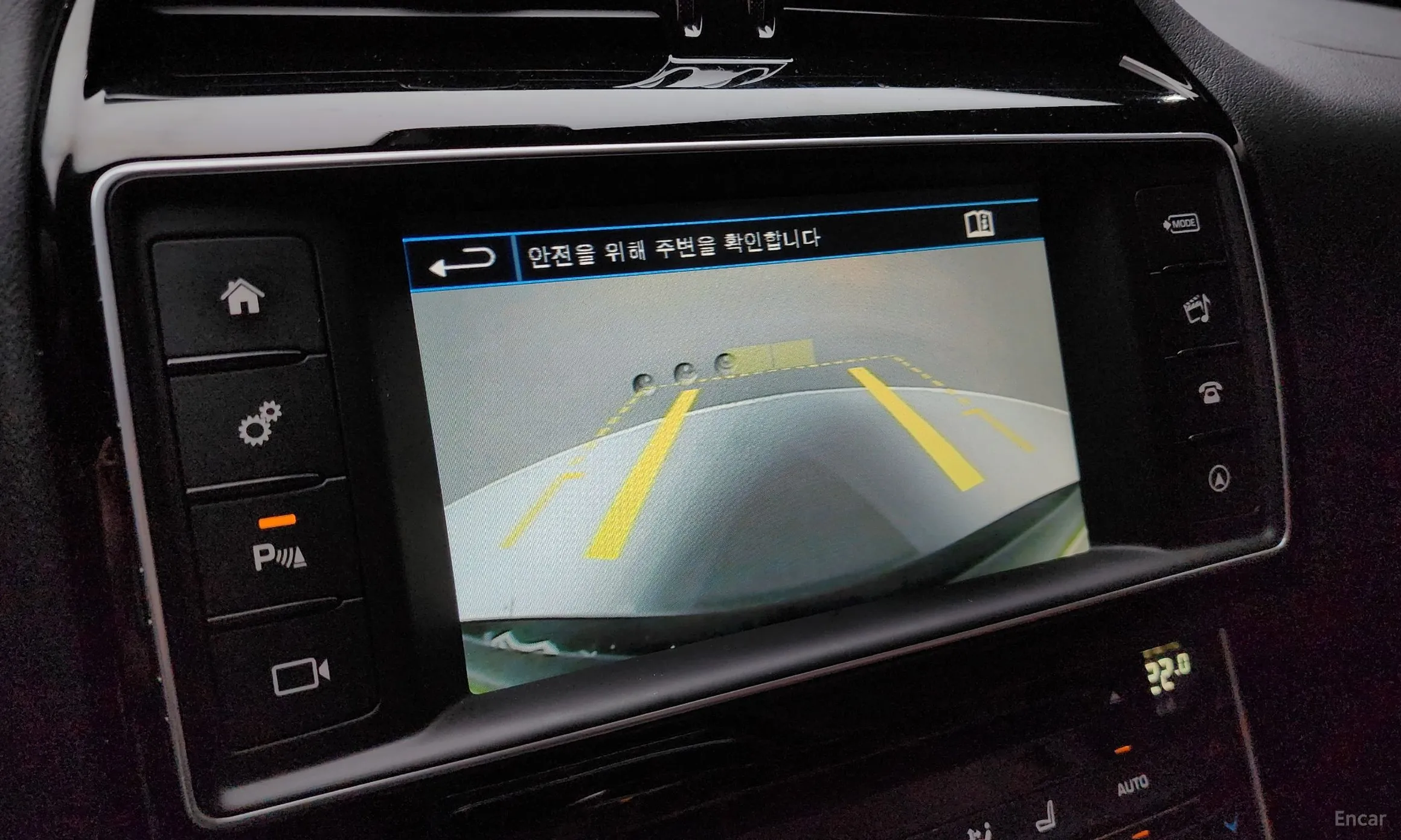 Jaguar XE превью 15