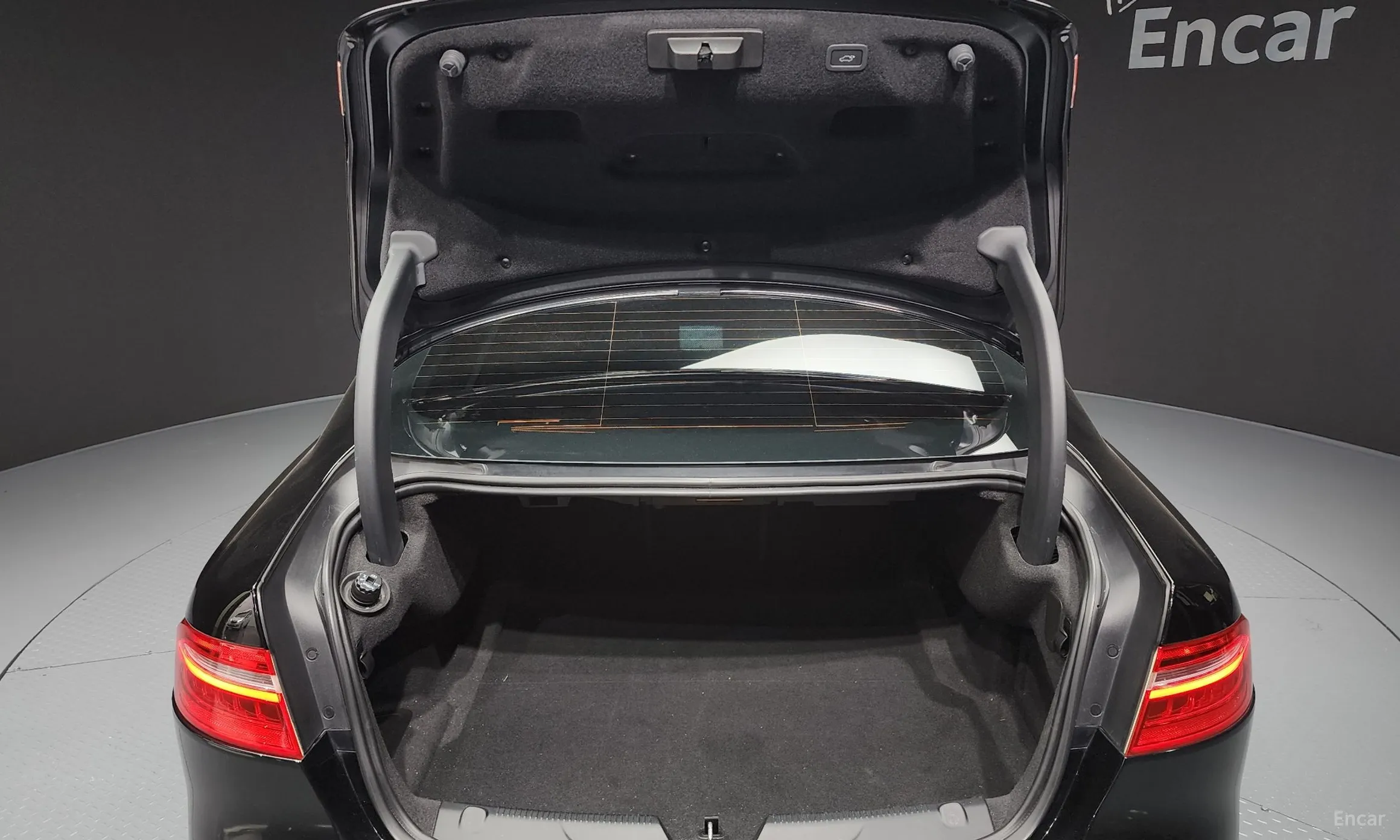 Jaguar XE превью 20