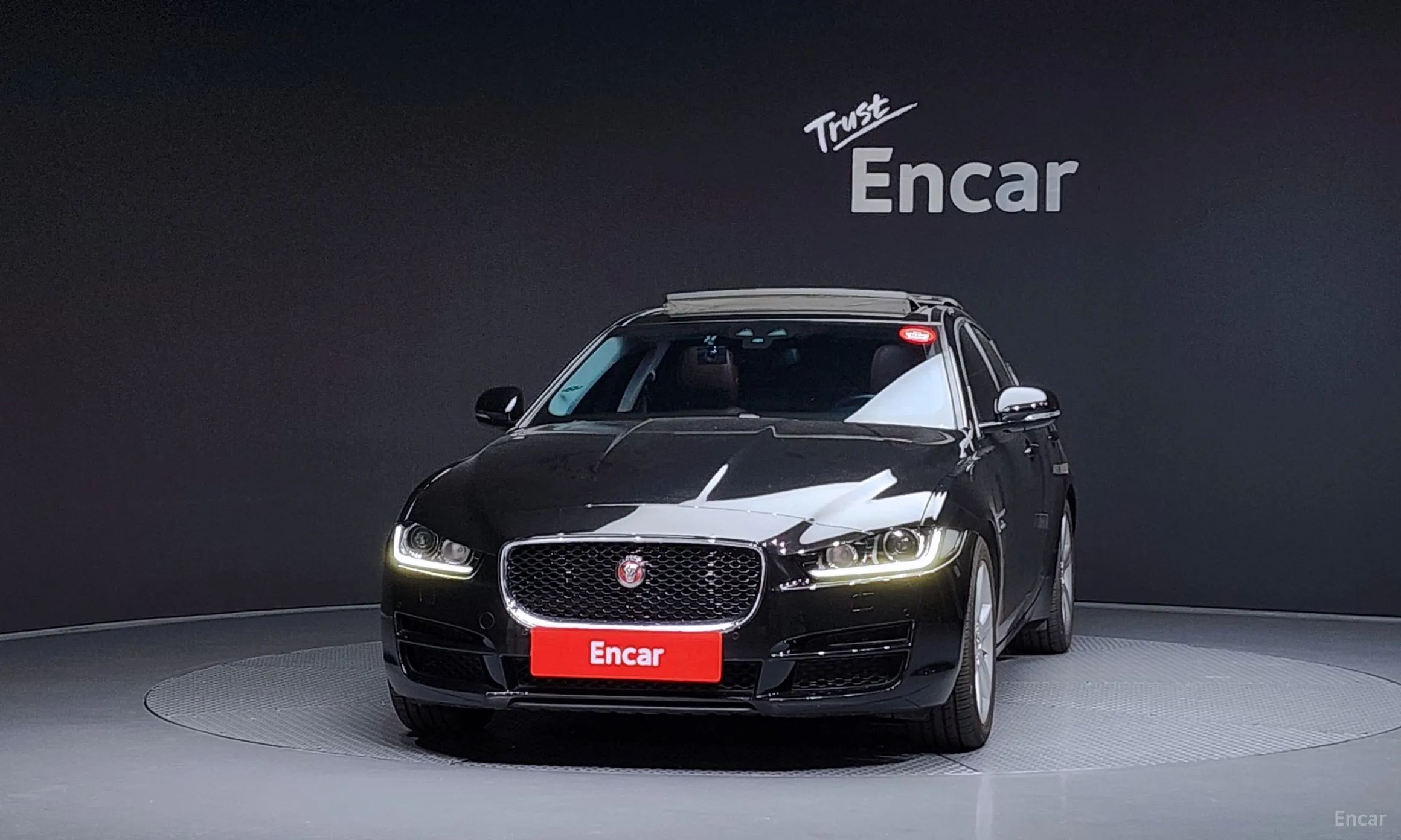 Jaguar XE превью 3