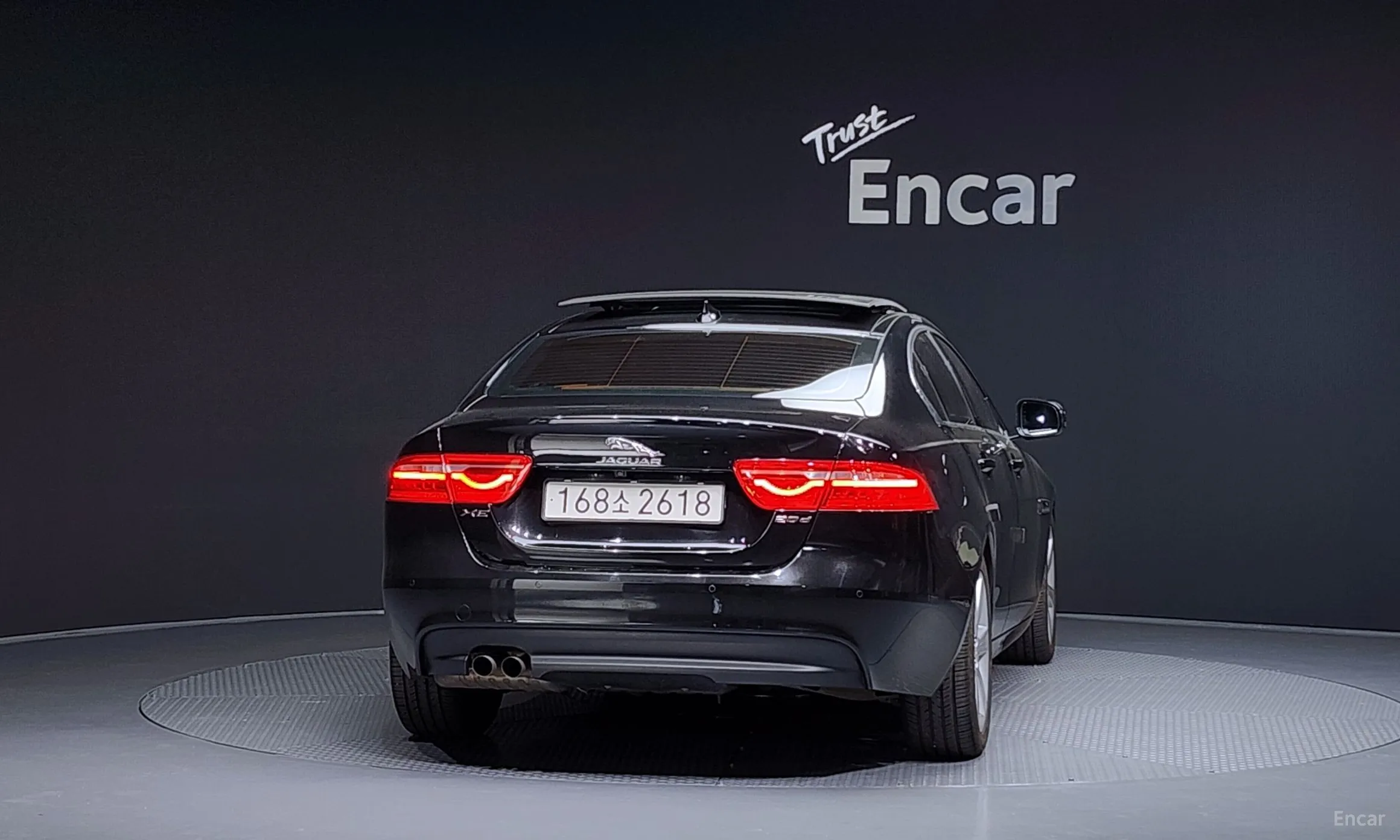 Jaguar XE превью 4