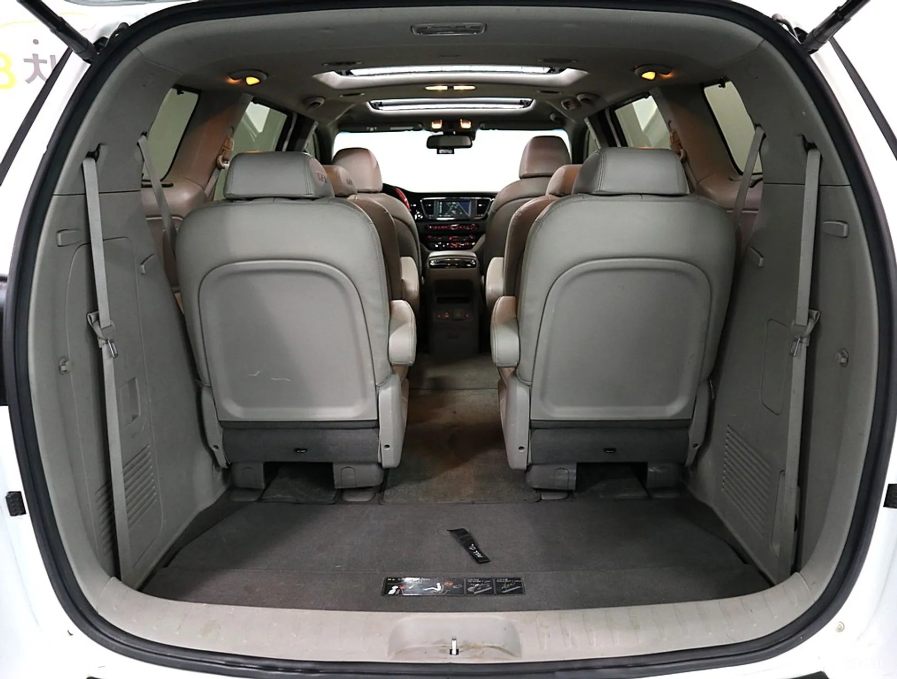 Kia Carnival превью 17