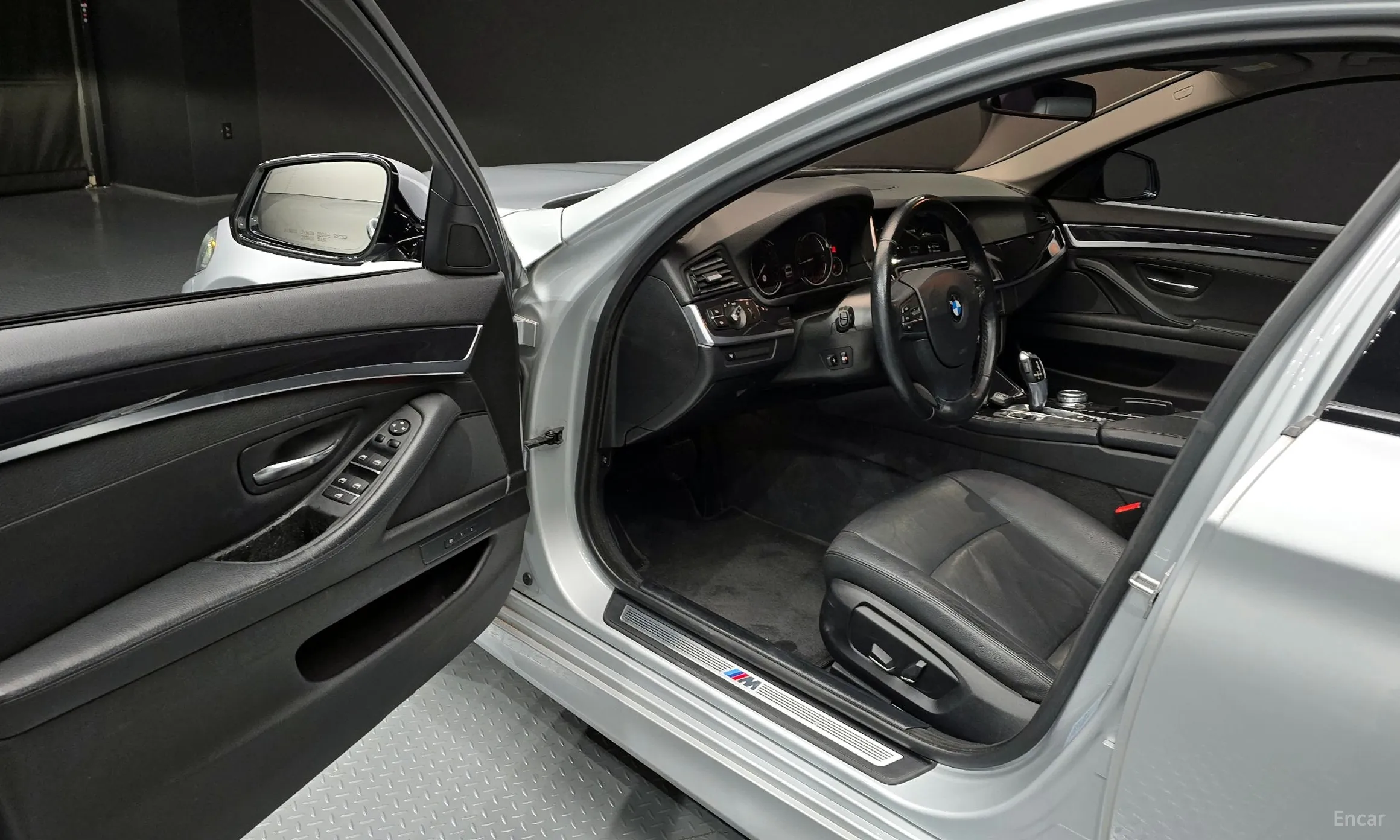 BMW 5 Series (F10) превью 10