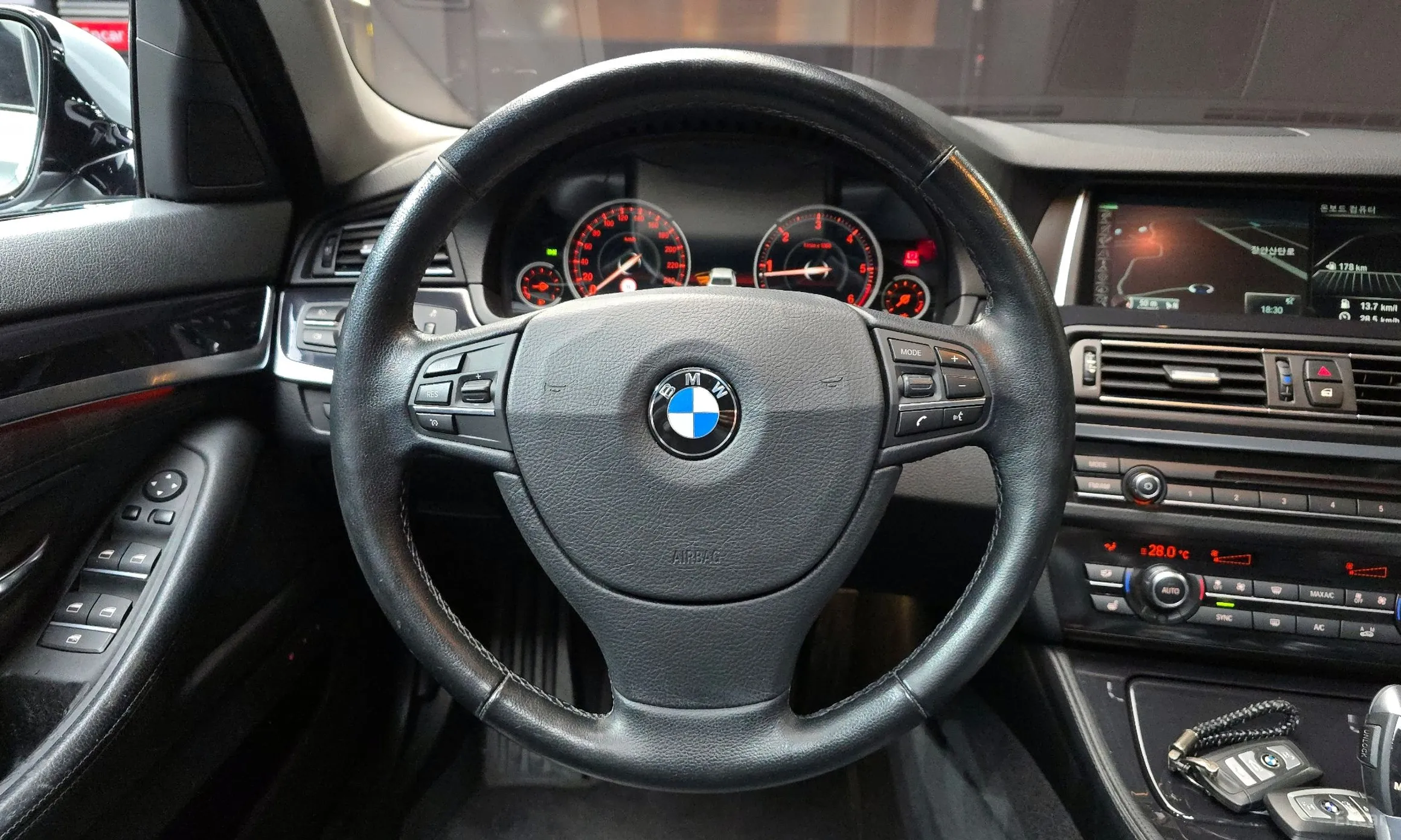 BMW 5 Series (F10) превью 13