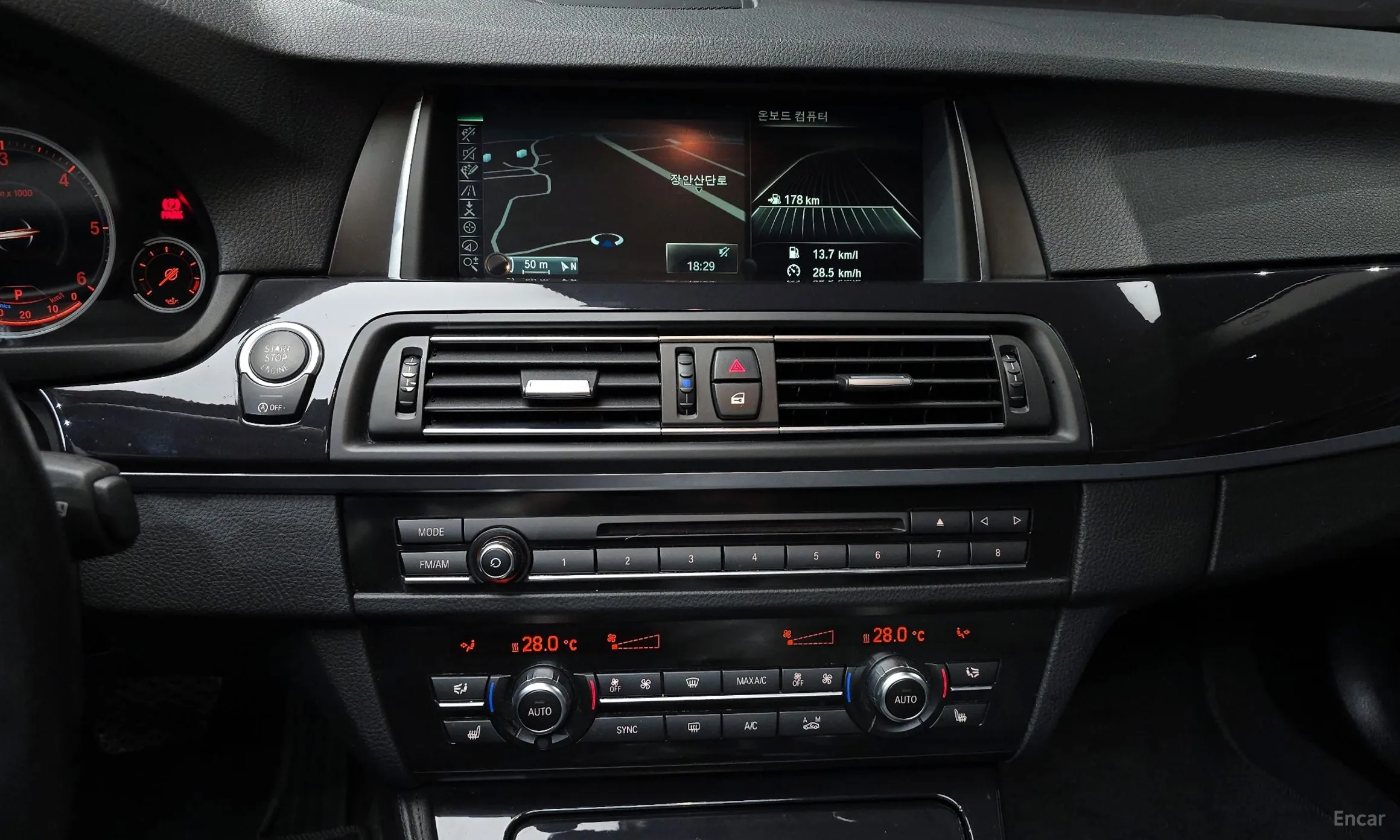 BMW 5 Series (F10) превью 14